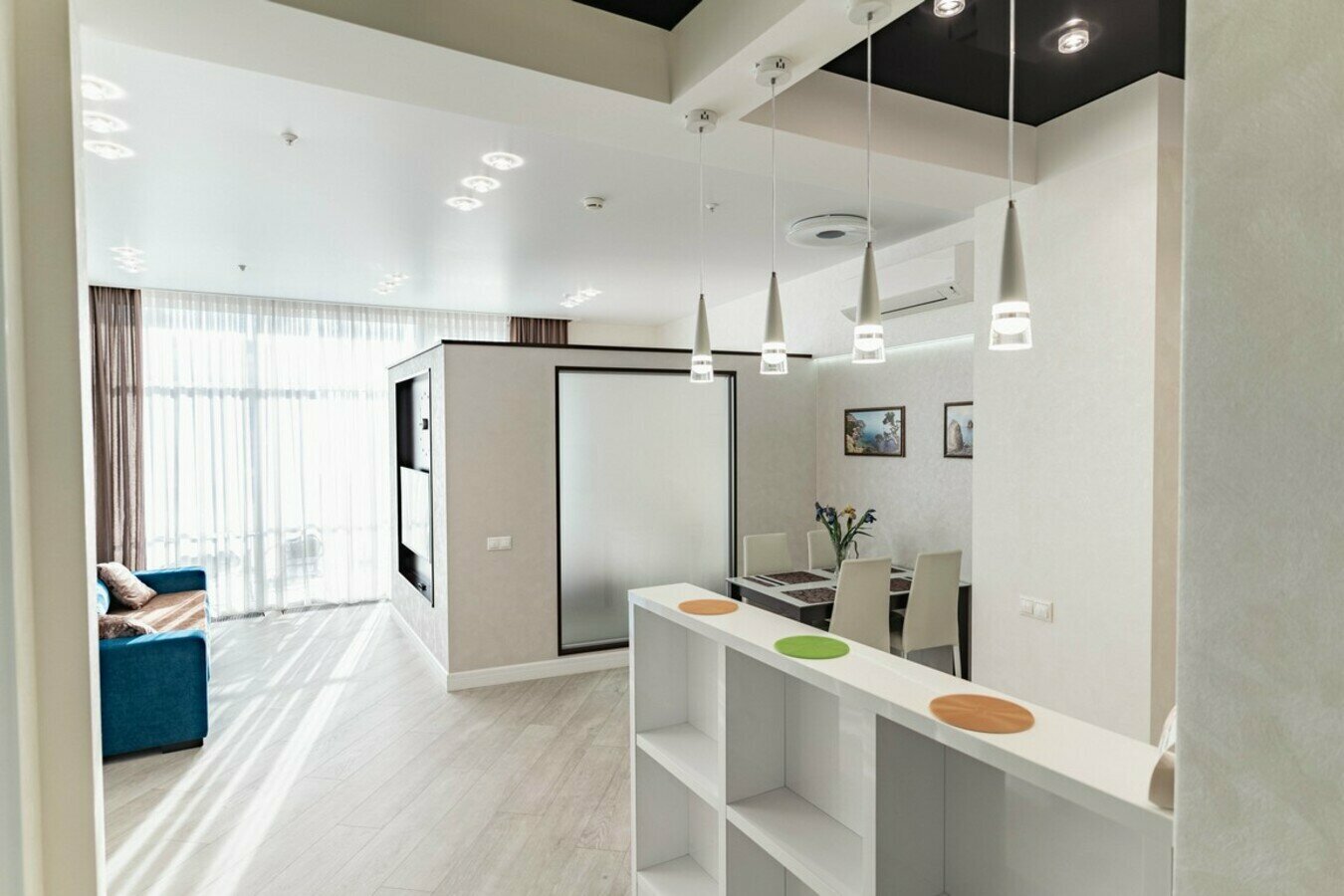 Дизайнерский апартамент с балконом! Пляж и набережная в 5 минутах! Центр Сочи!