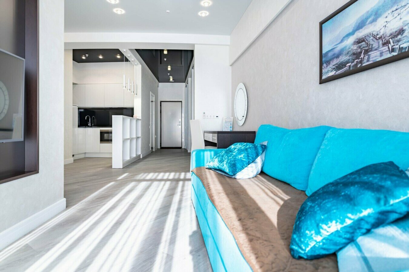 Дизайнерская студия с балконом! Пляж и набережная в 5 минутах!