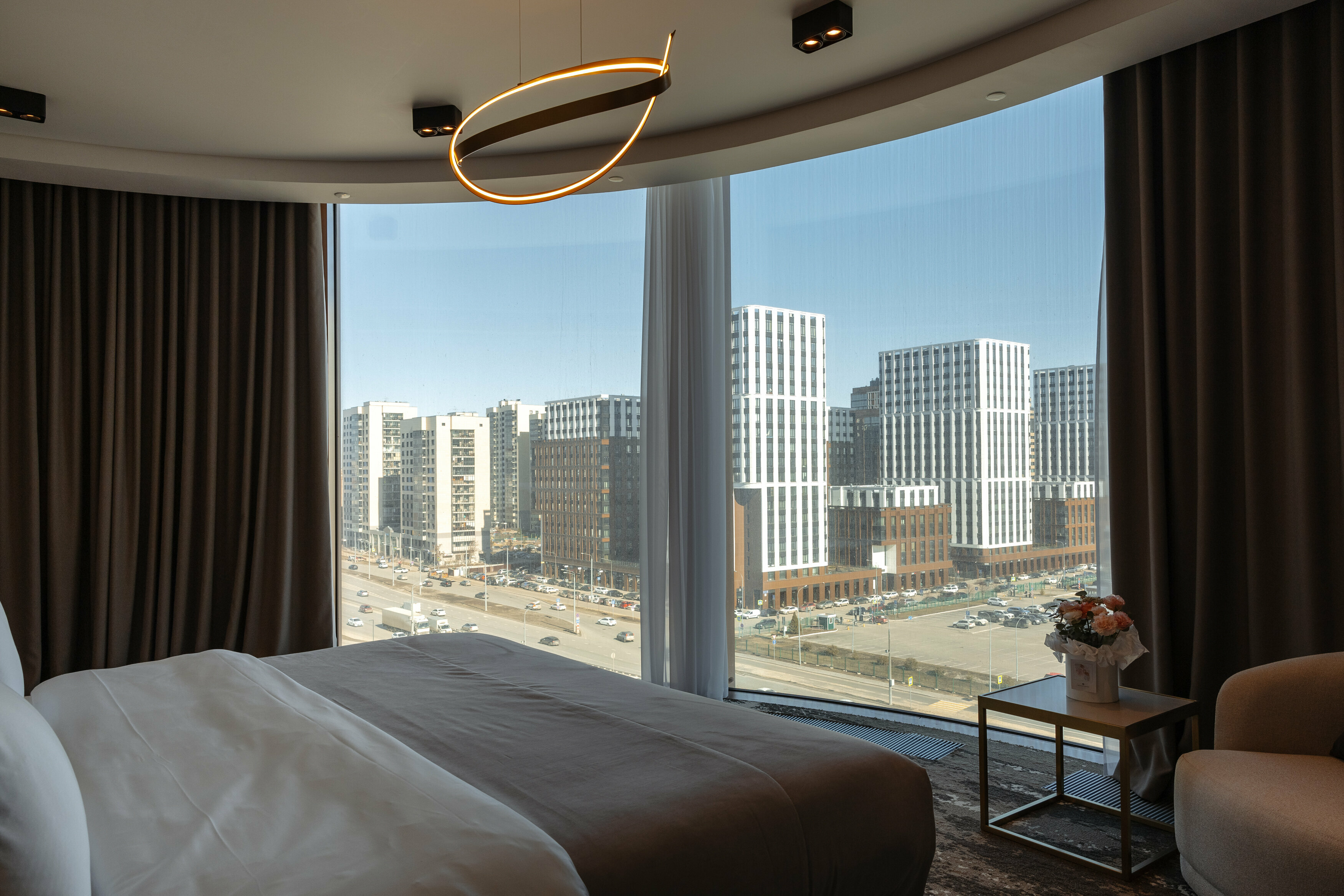 Люкс двухкомнатный с одной двуспальной кроватью