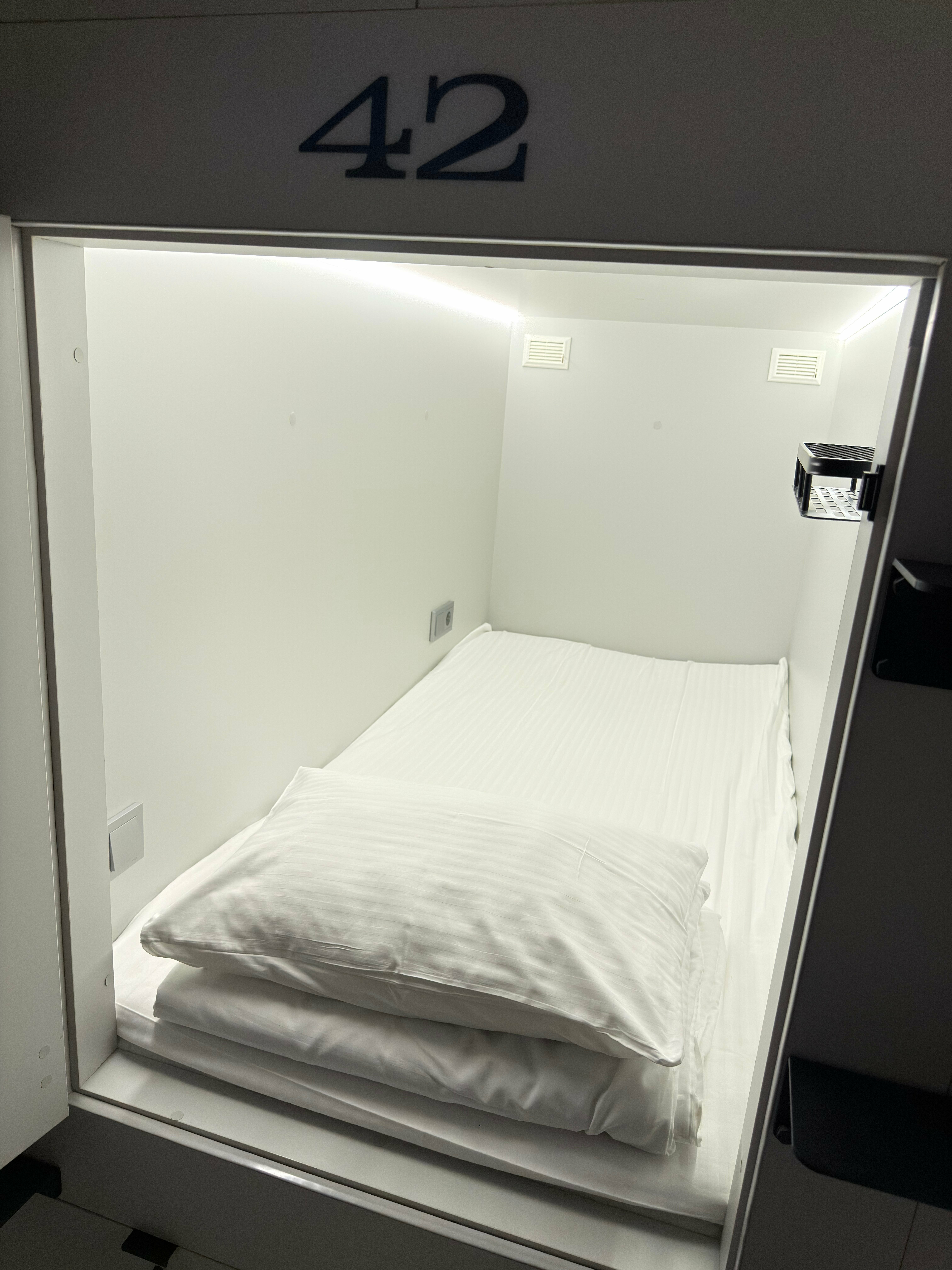 1-местная нижняя капсула. Спокойная атмосфера без шумных соседей и алкоголя. Необходим паспорт!