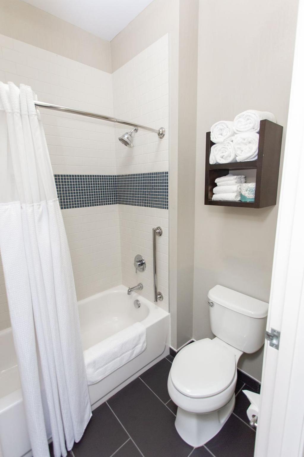 One-Bedroom King Suite with Communications Accessible Tub