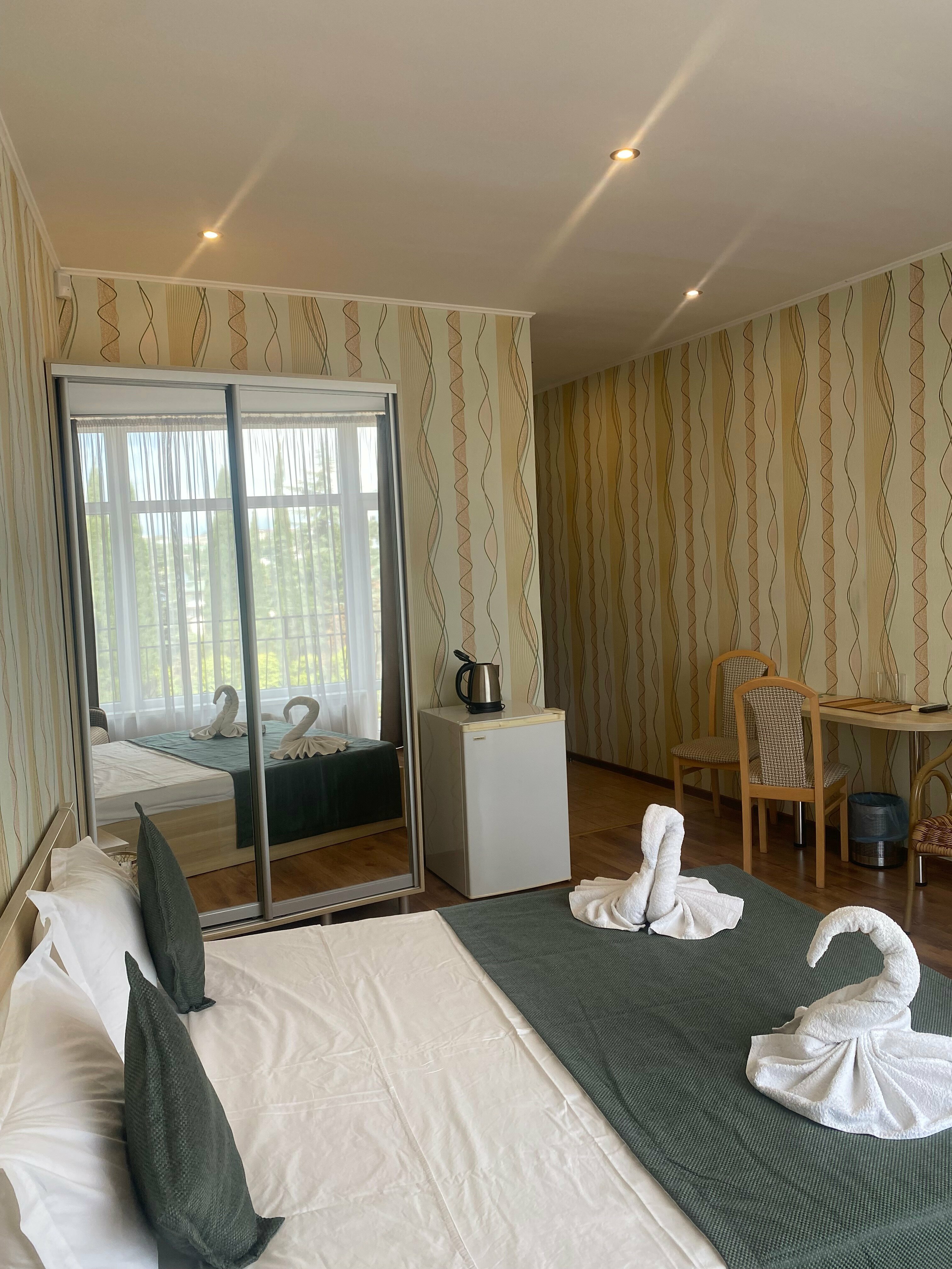 Трехместный номер «Комфорт» с душем