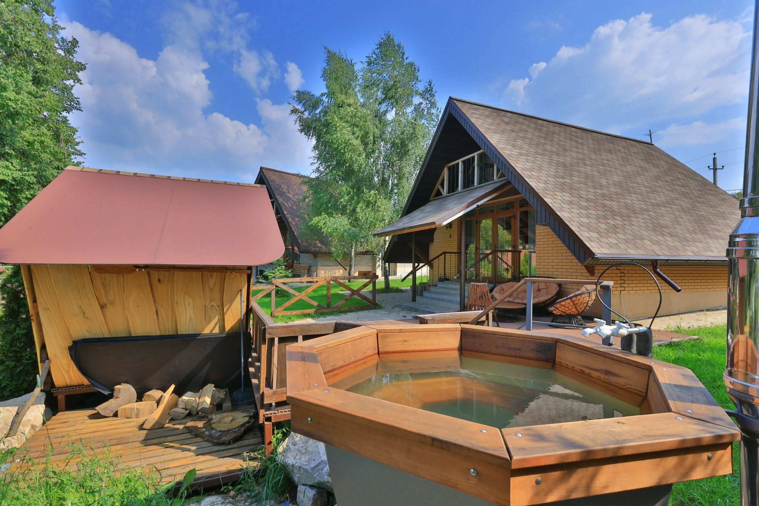 Коттедж с балконом