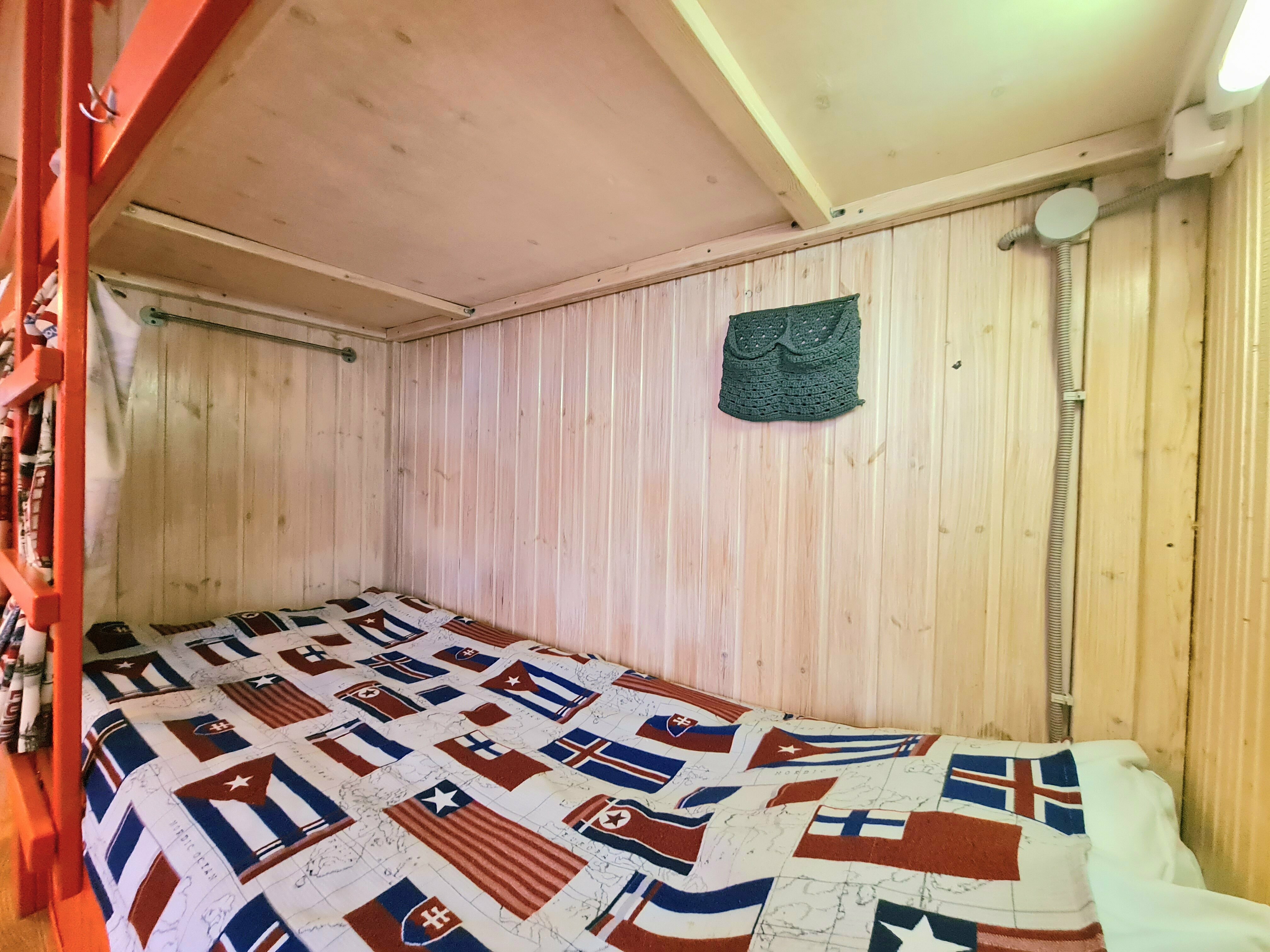 Кровать в общем номере (женская половина)