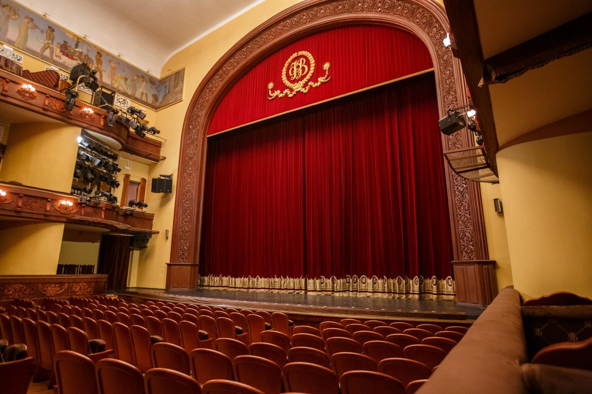 Стандартный Улучшенный с театральной ложей