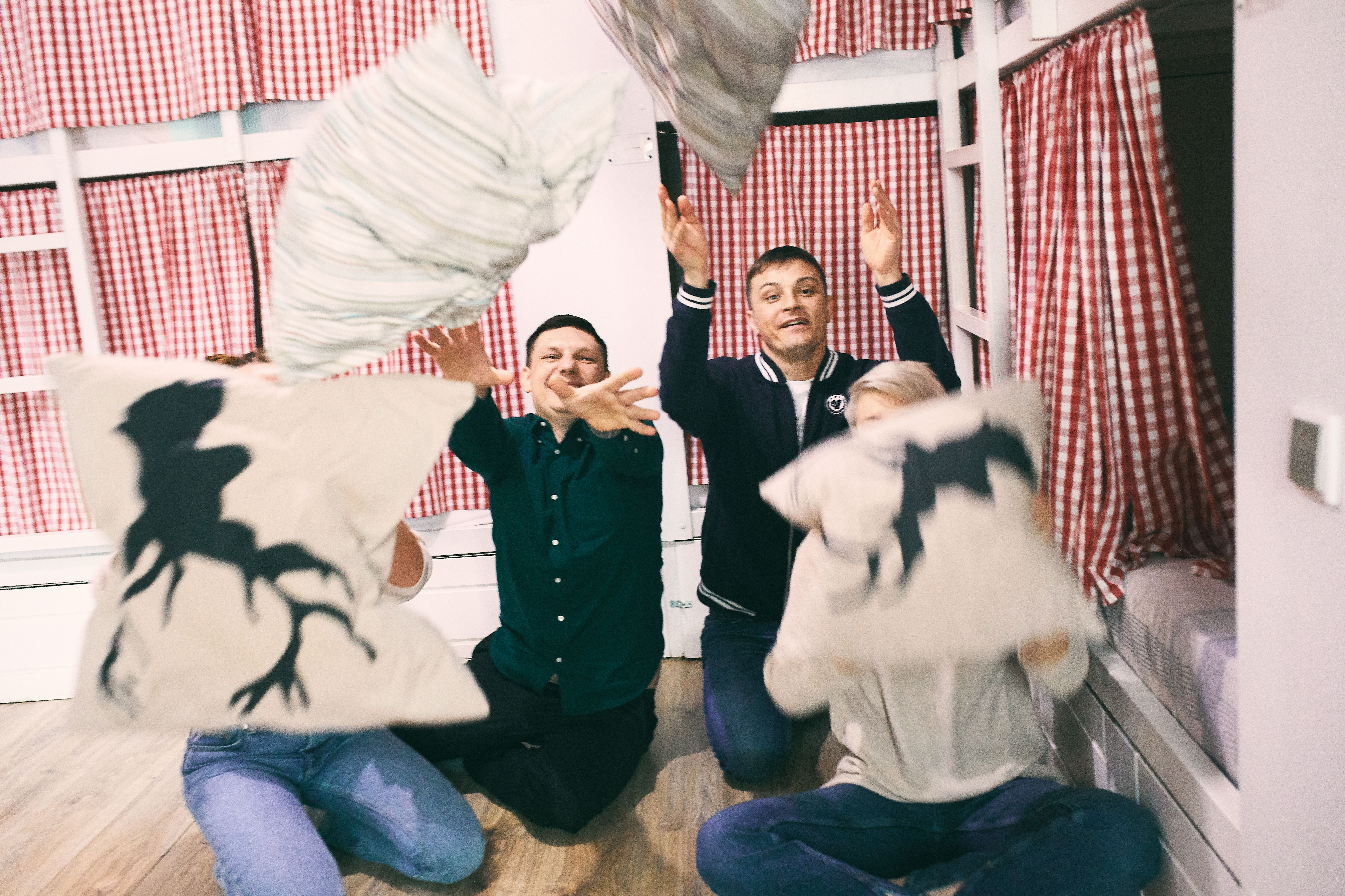 Кровать в общем 14-местном номере для мужчин и женщин