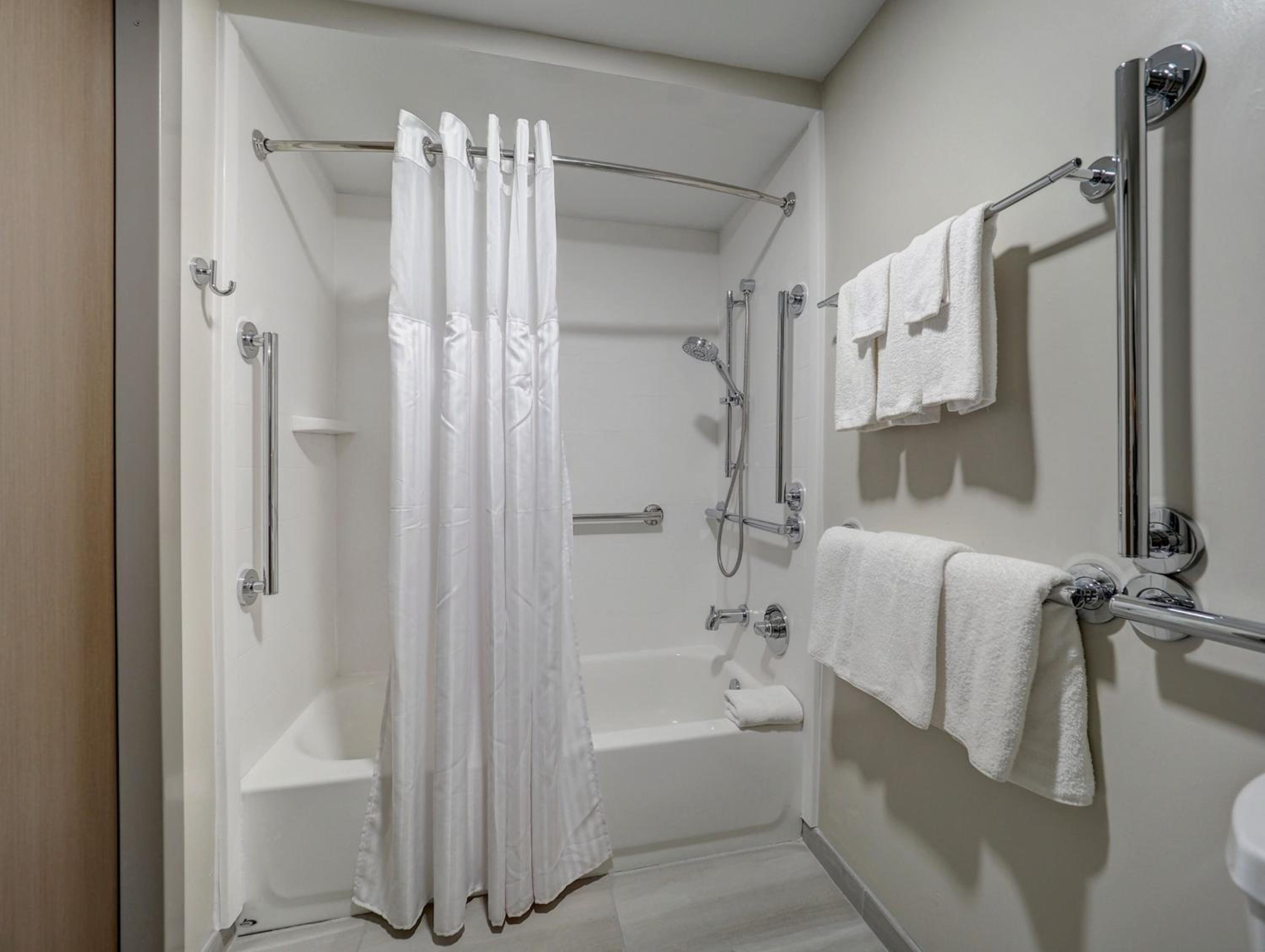 Queen Room with Two Queen Beds - Mobility Access Tub/Non-Smoking