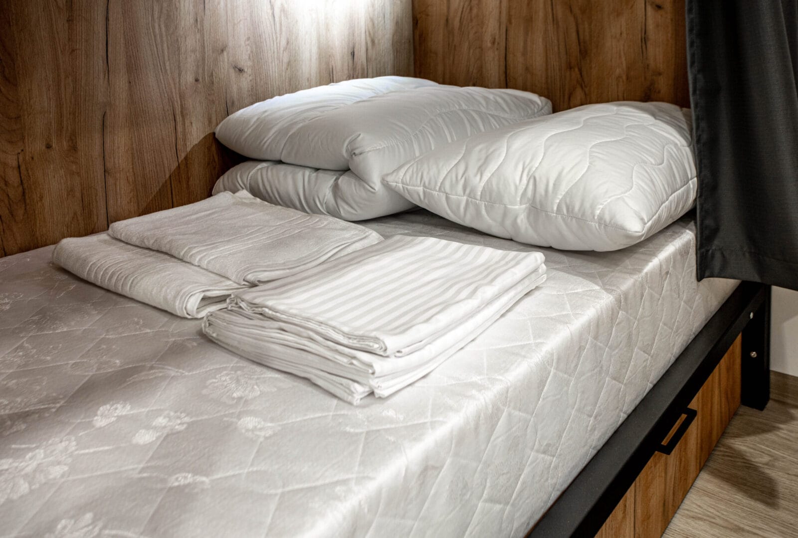 Кровать в общем номере для женщин с 4 кроватями