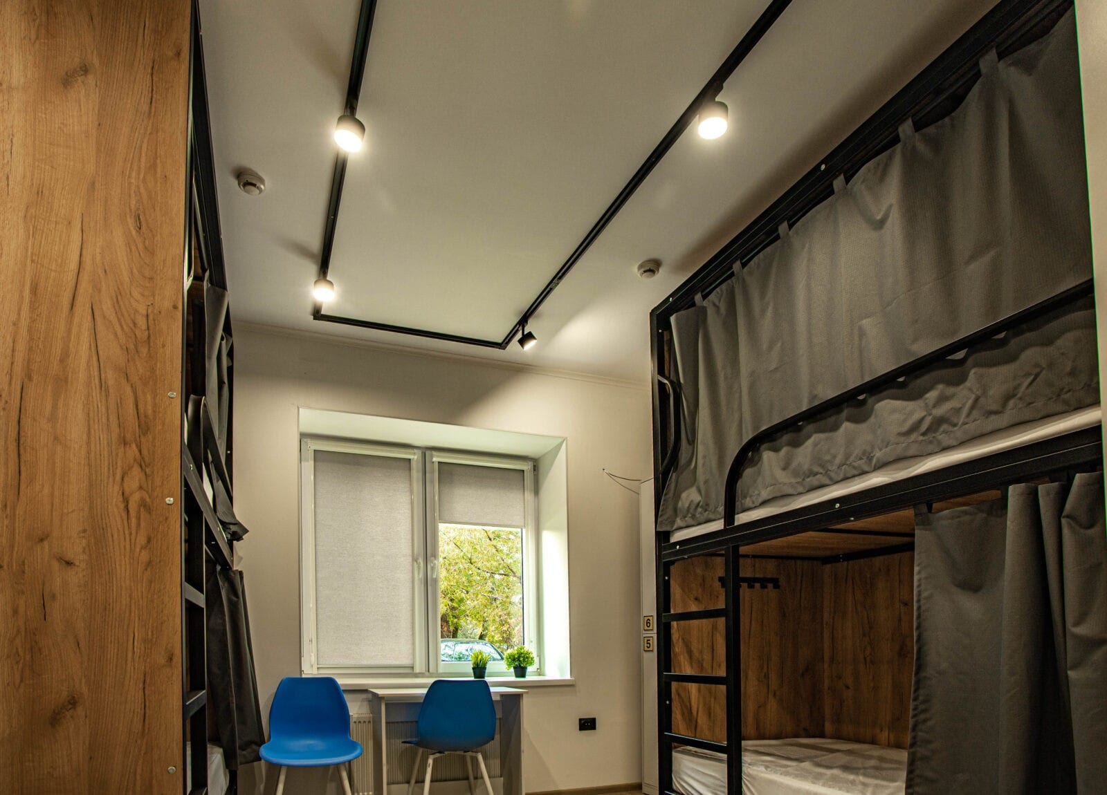 Кровать в общем номере для мужчин с 4 кроватями