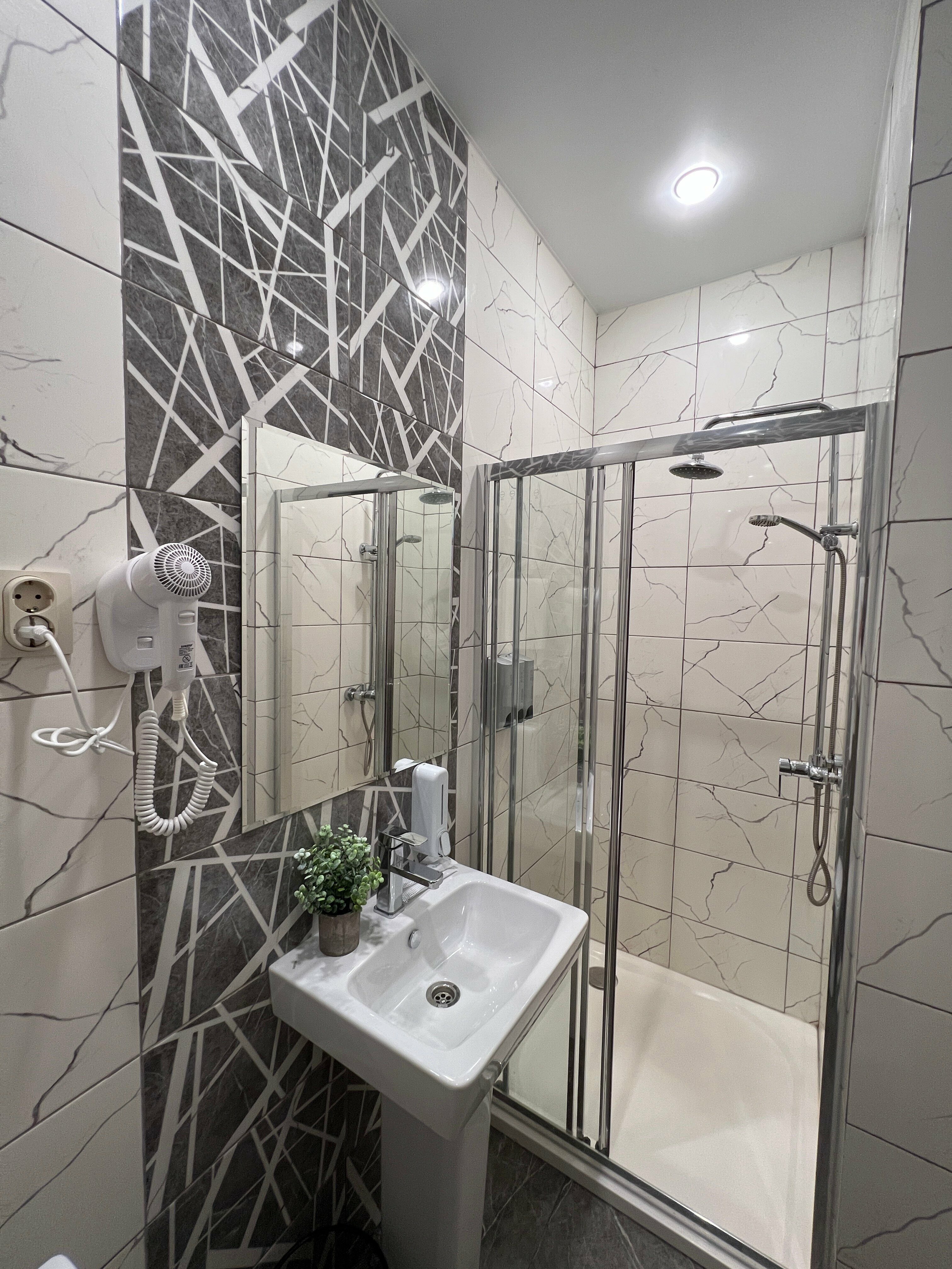 Трехместный номер «Комфорт» с душем