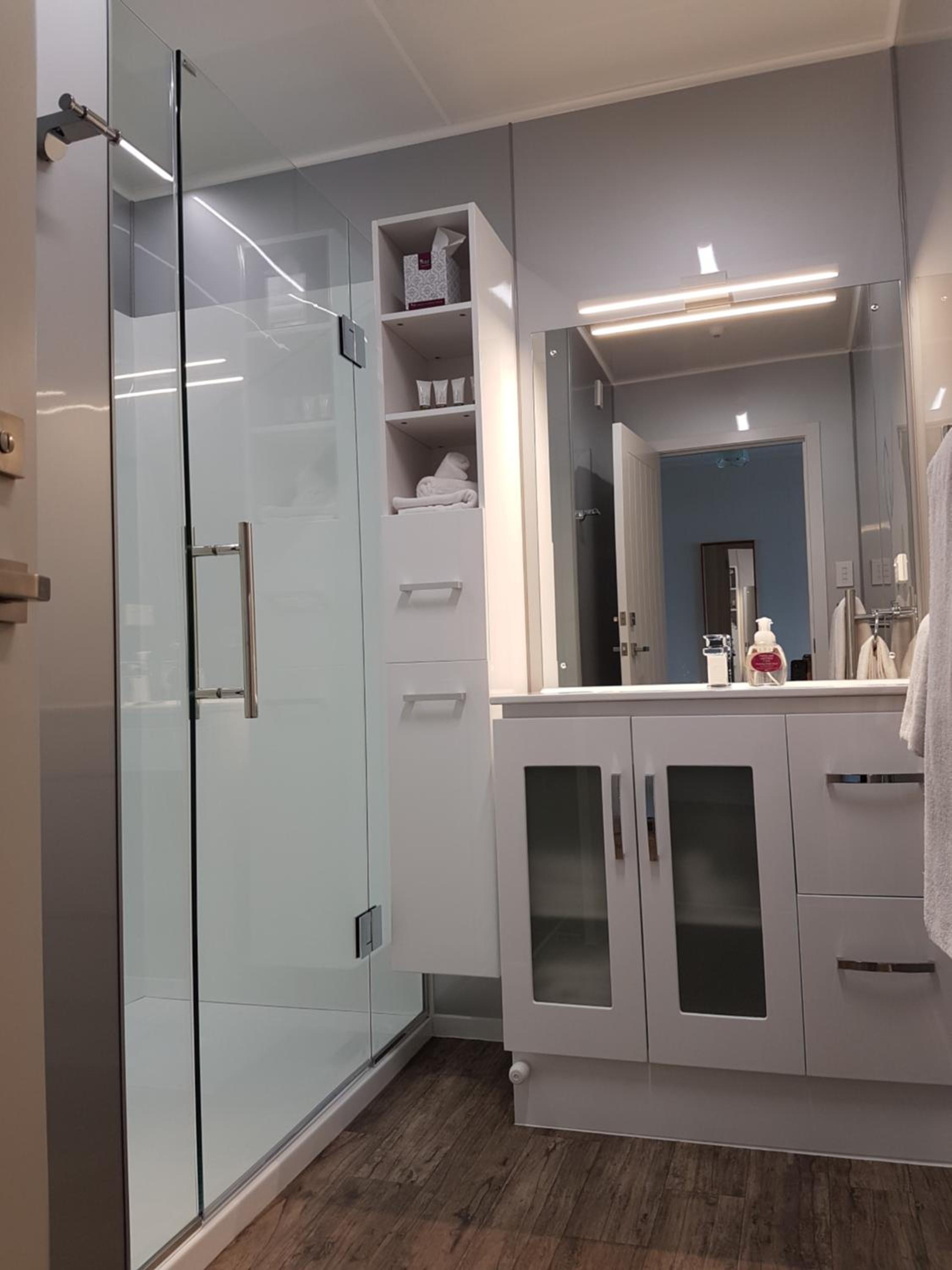 Queen One-Bedroom Apartment - Upstairs Lakeview