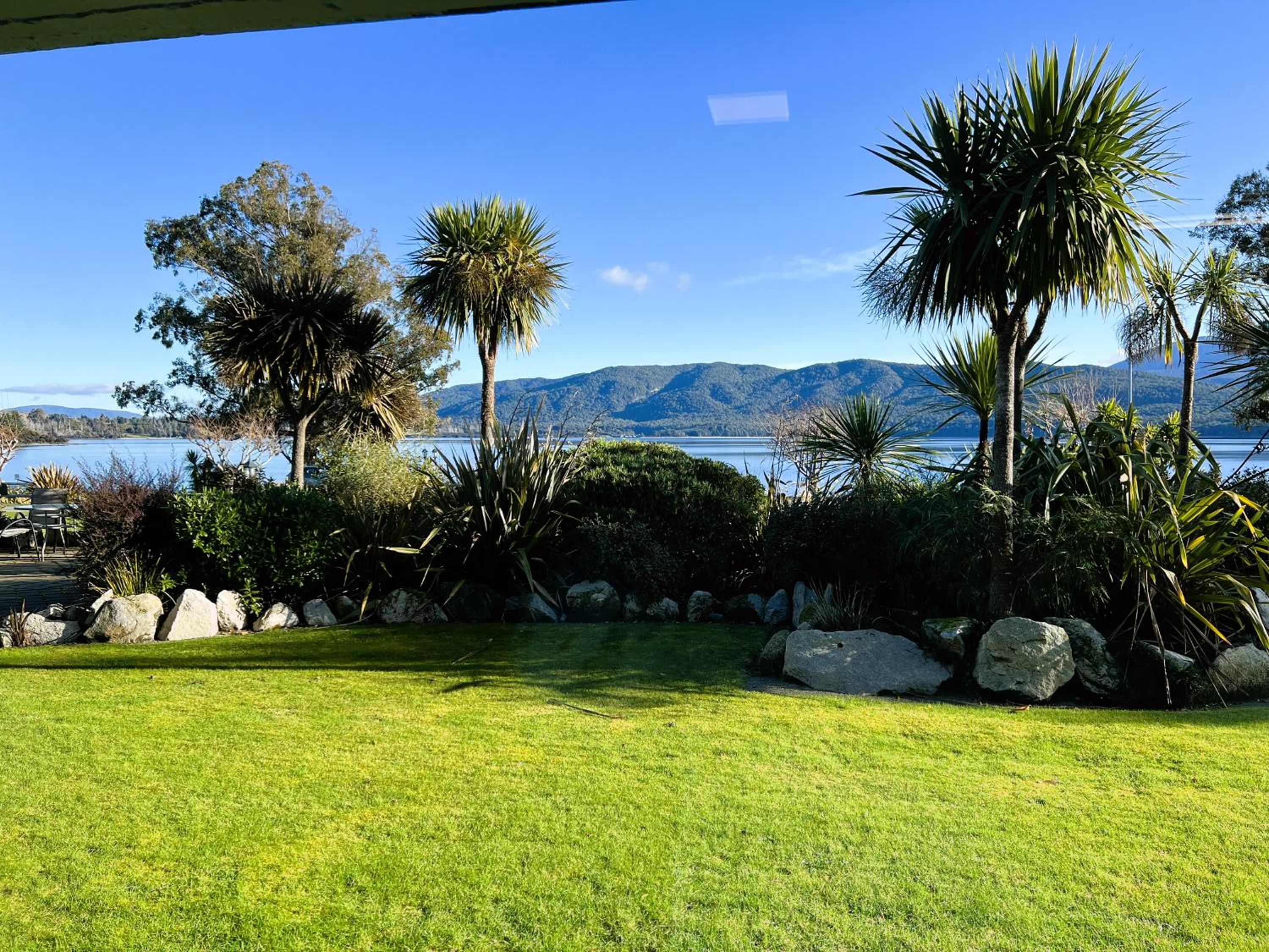 Queen One-Bedroom Apartment - Downstairs Lake & Garden View
