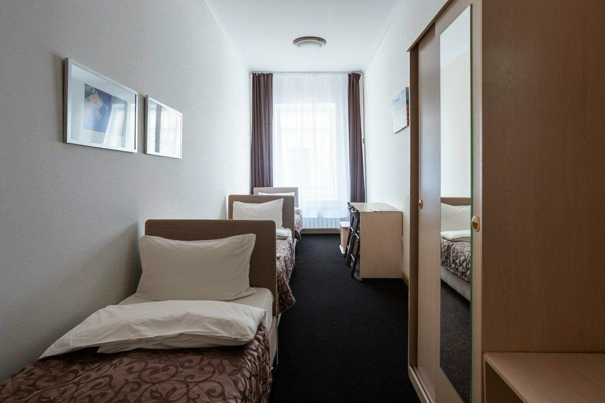 Трехместный номер эконом-класса с общей ванной комнатой