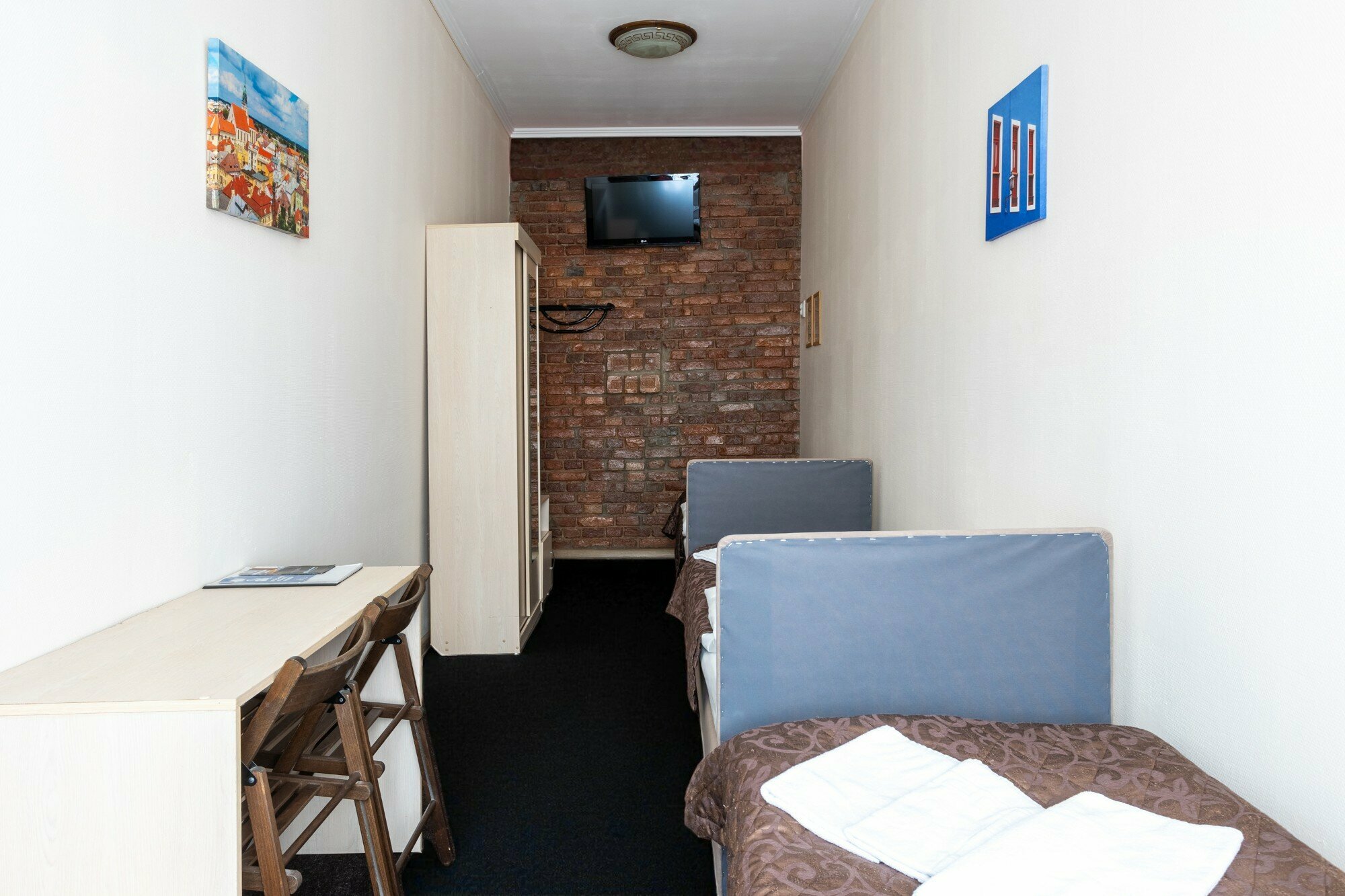 Трехместный номер эконом-класса с общей ванной комнатой