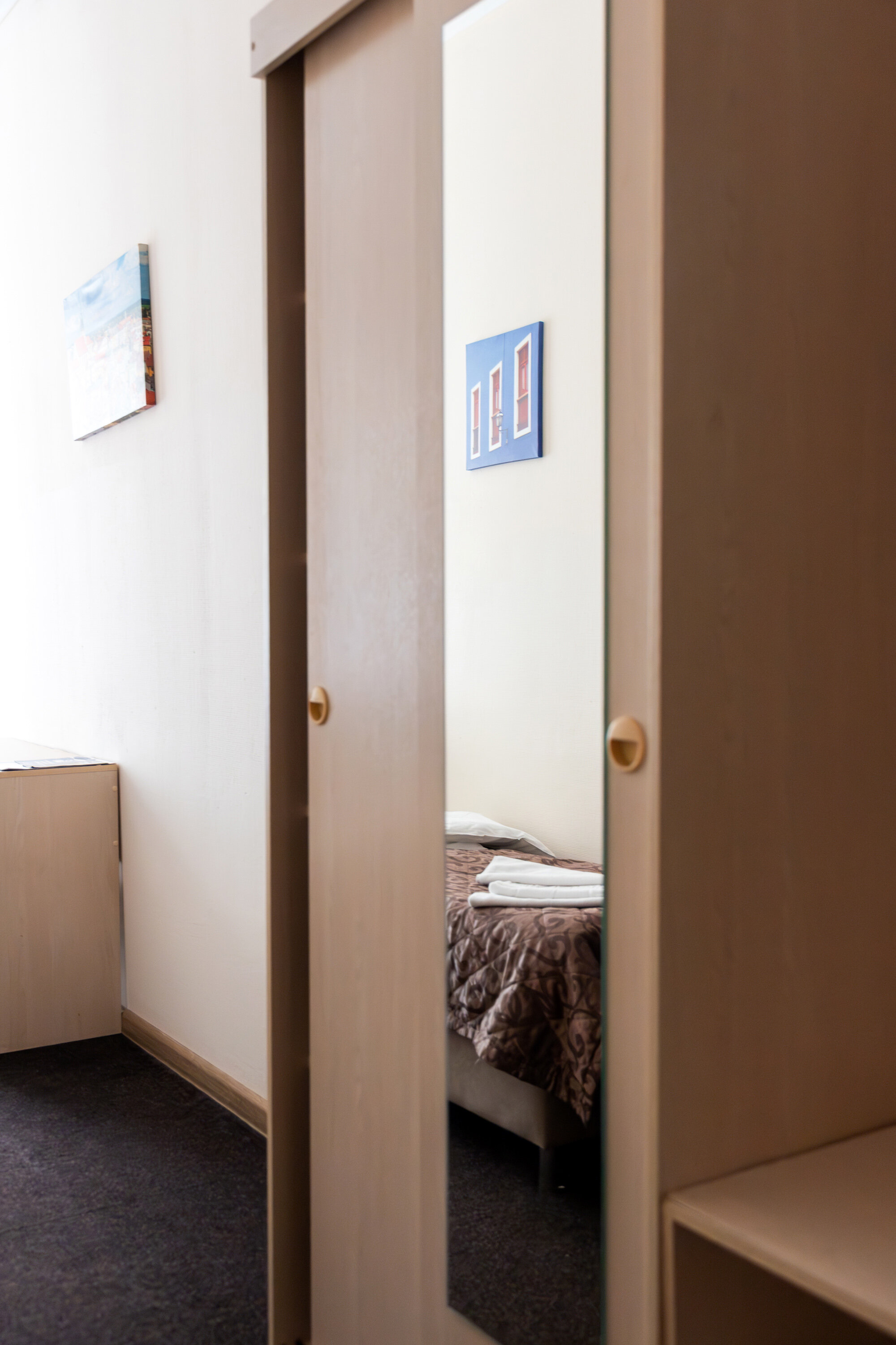 Трехместный номер эконом-класса с общей ванной комнатой