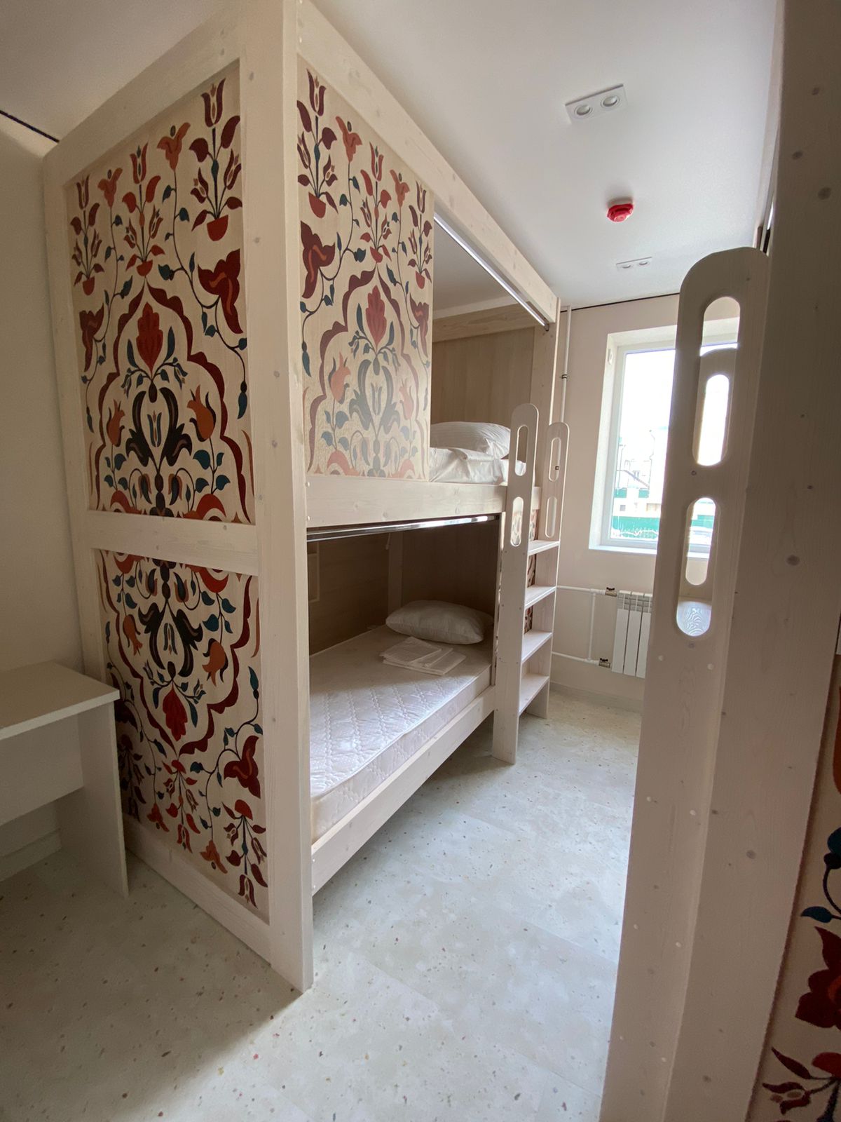 Кровать в общем 4-местном номере для мужчин и женщин