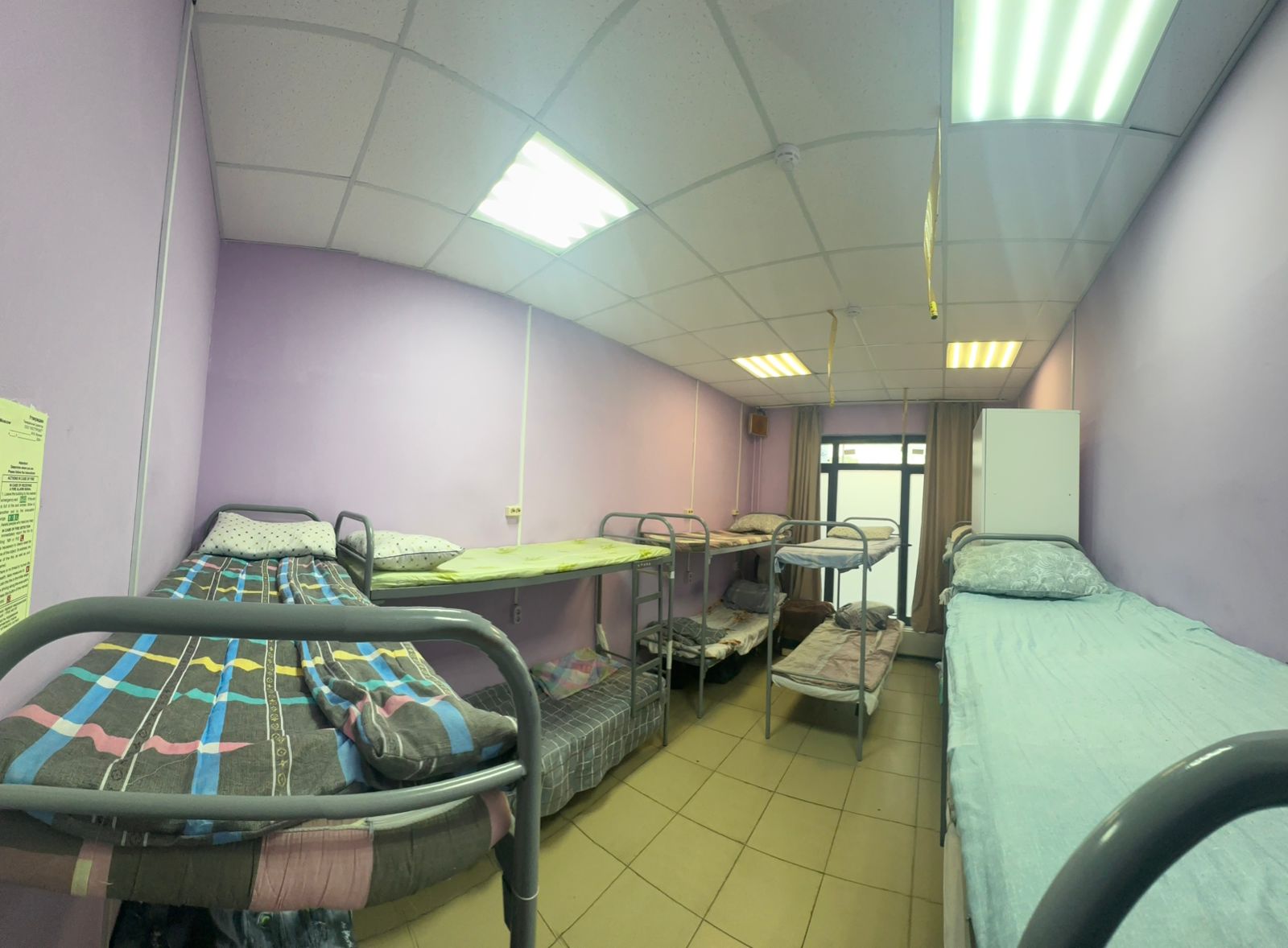 Спальное место на двухъярусной кровати в общем номере для мужчин и женщин