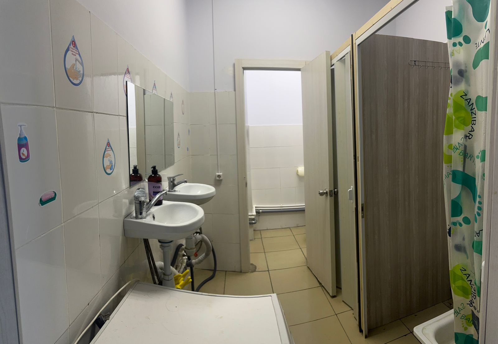 Спальное место на двухъярусной кровати в общем номере для мужчин и женщин