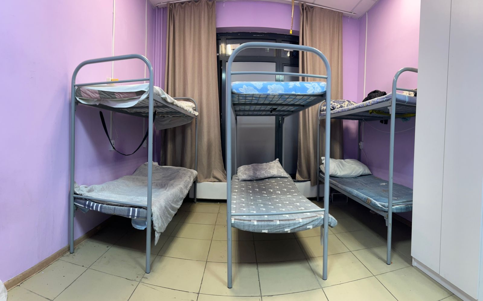 Спальное место на двухъярусной кровати в общем номере для мужчин и женщин