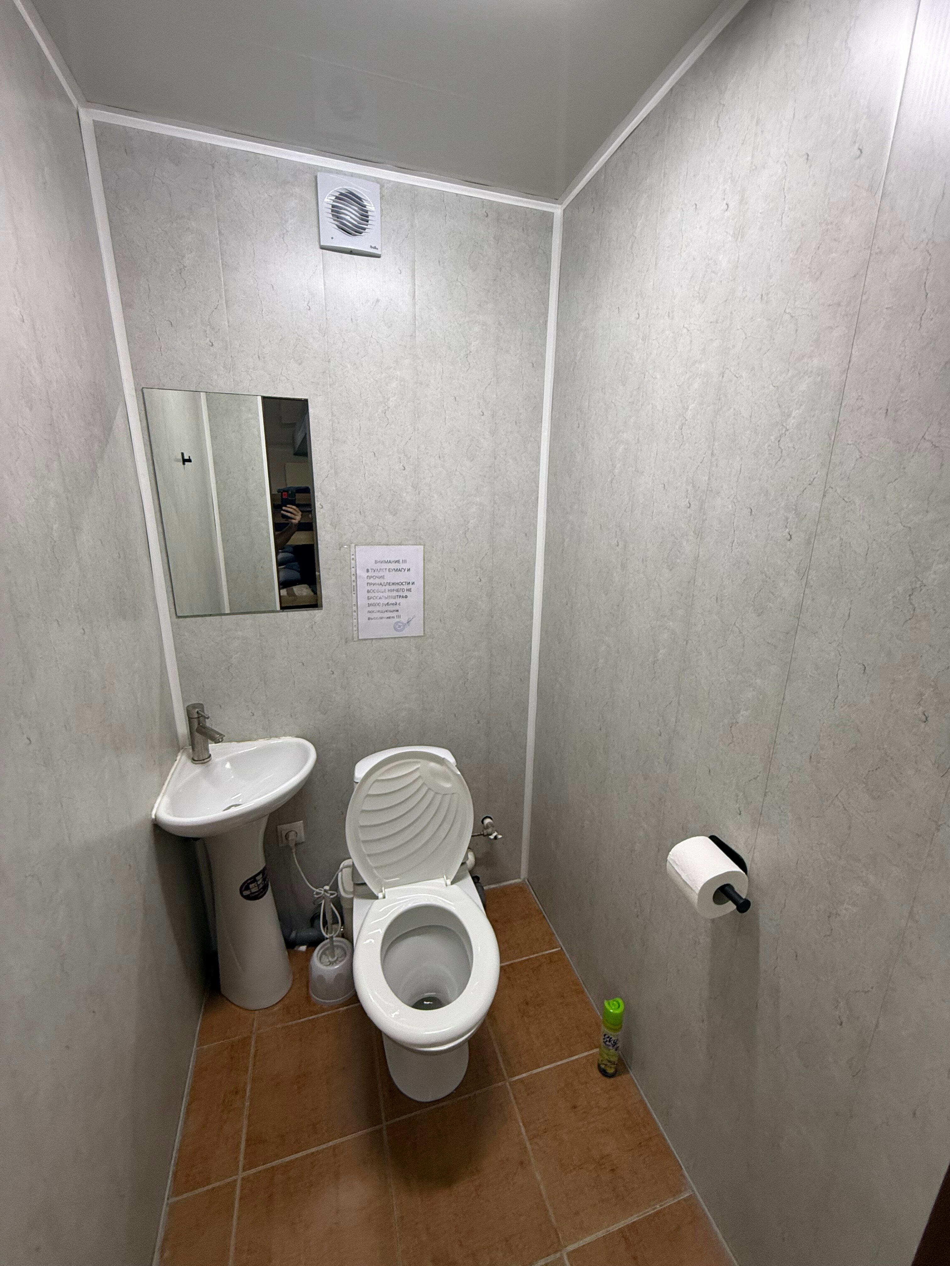 Спальное место на двухъярусной кровати в общем номере для мужчин и женщин