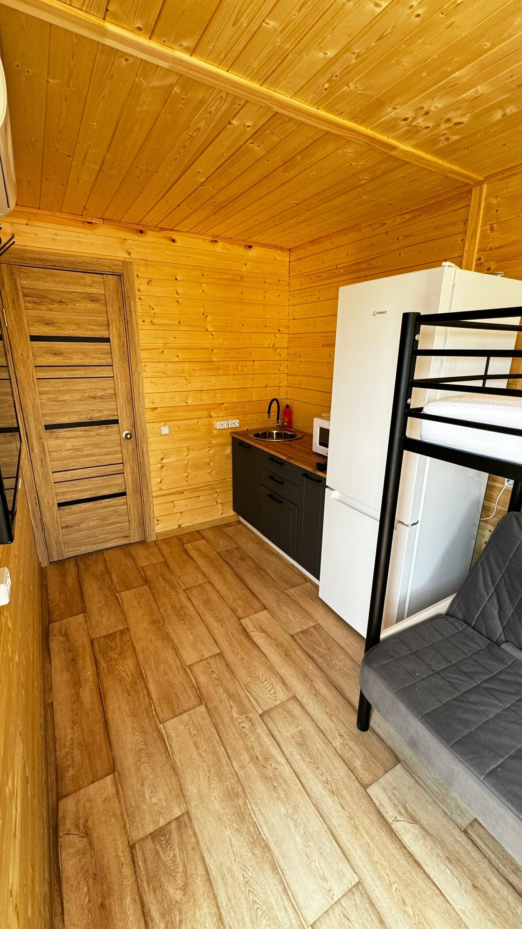 Однокомнатный дом-студия с кухней и терассой