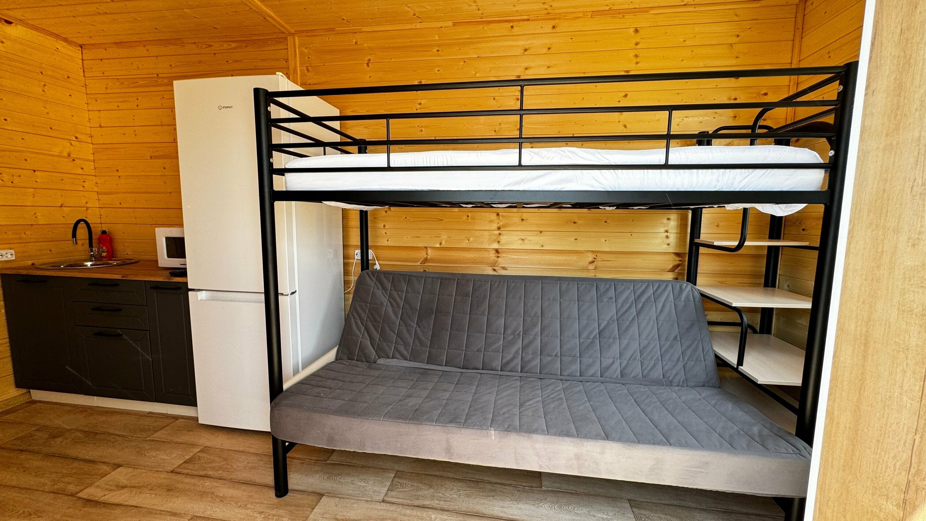 Однокомнатный дом-студия с кухней и терассой