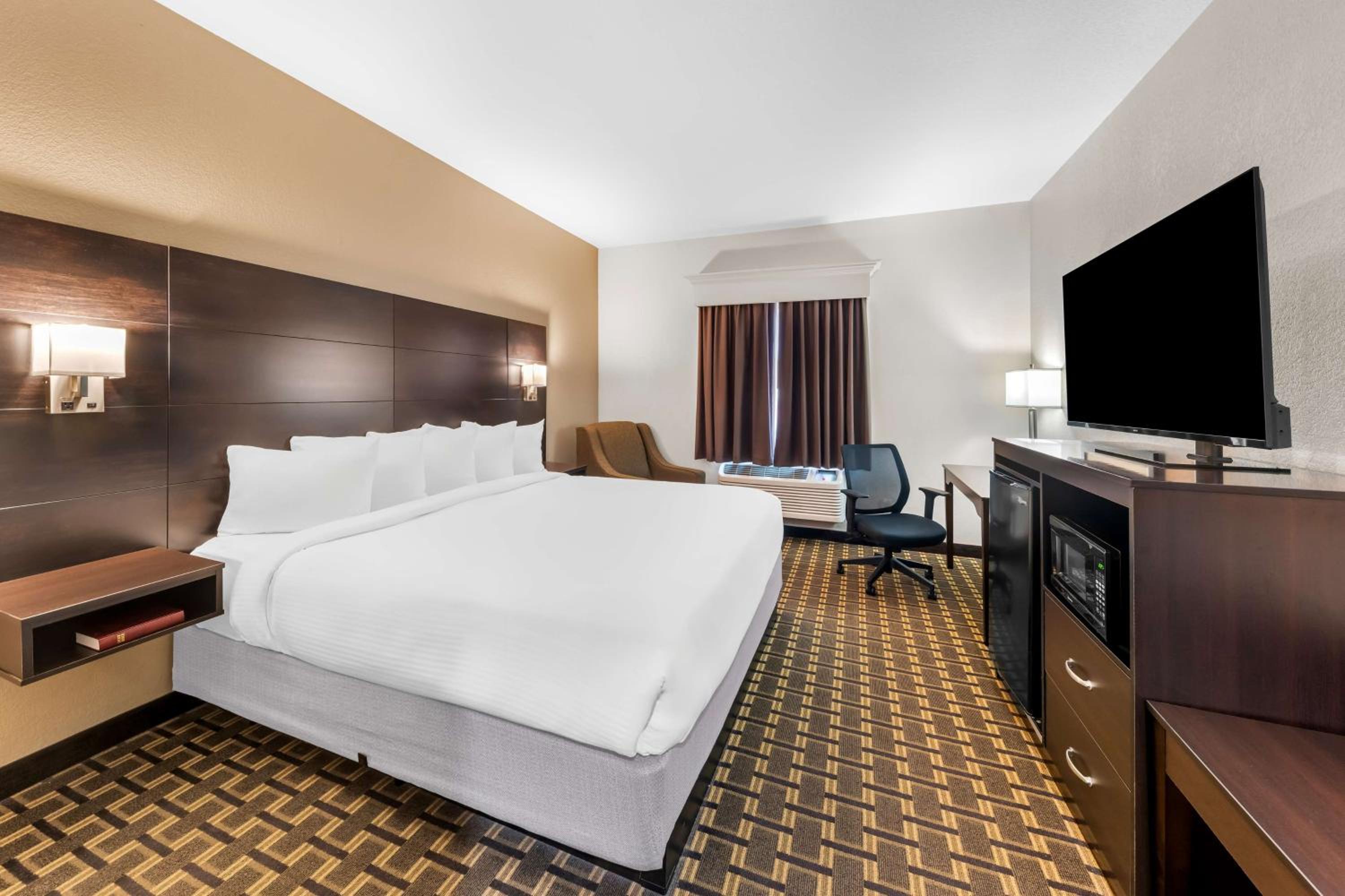 Family Room with One King Bed and Two Double Beds - Non-Smoking