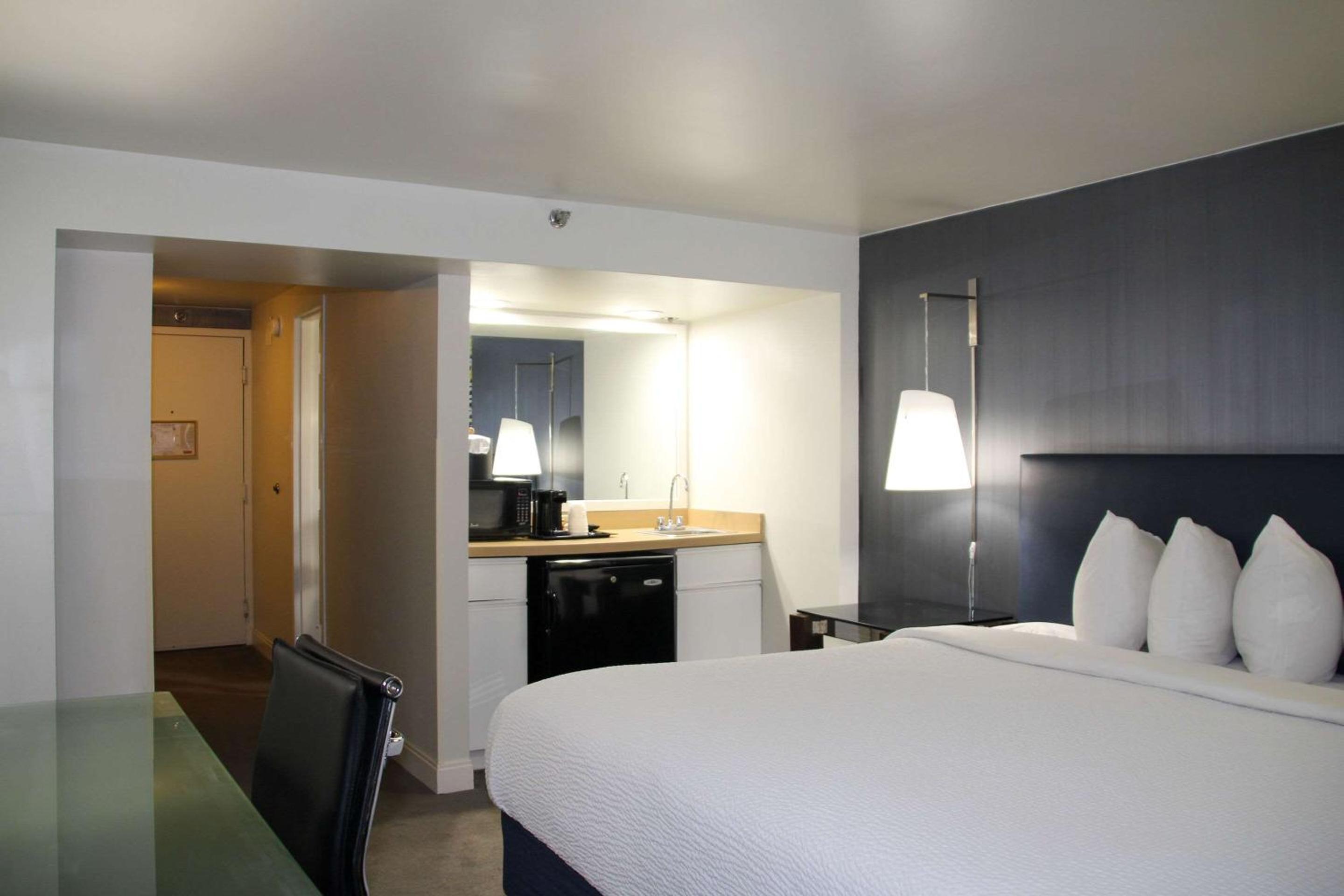 Standard King Room - Non-Smoking 