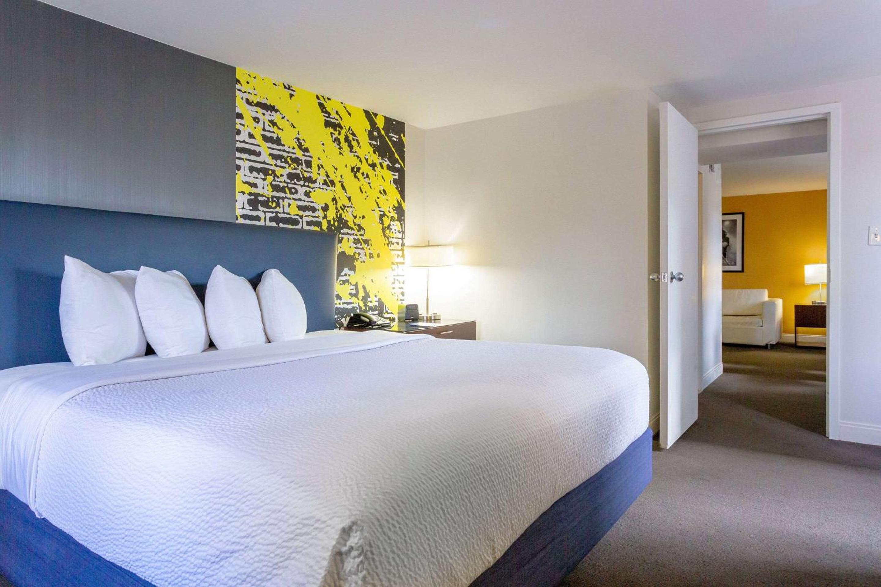 Queen Suite with Sofa bed and Harbor View - Non-Smoking