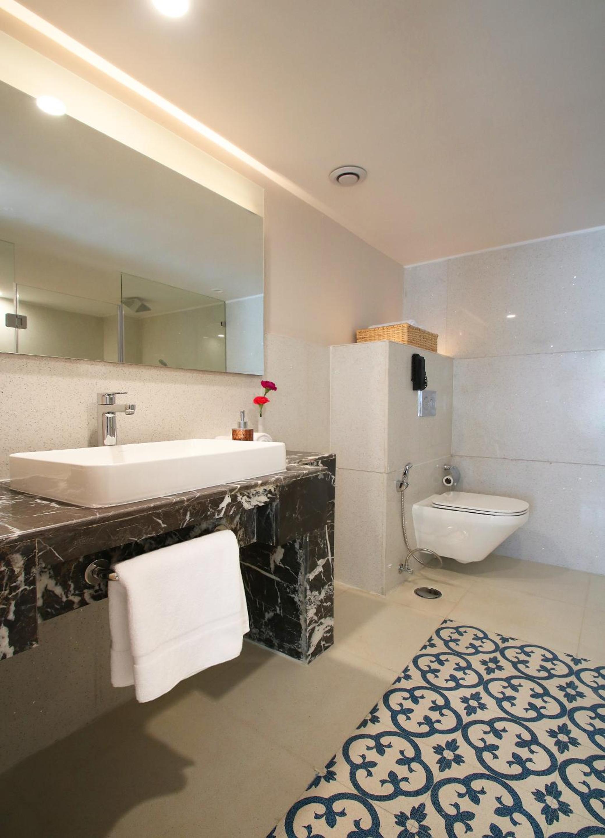Executive suite with 4 Pints of Beer and 25% discount on FNB & Laundry
