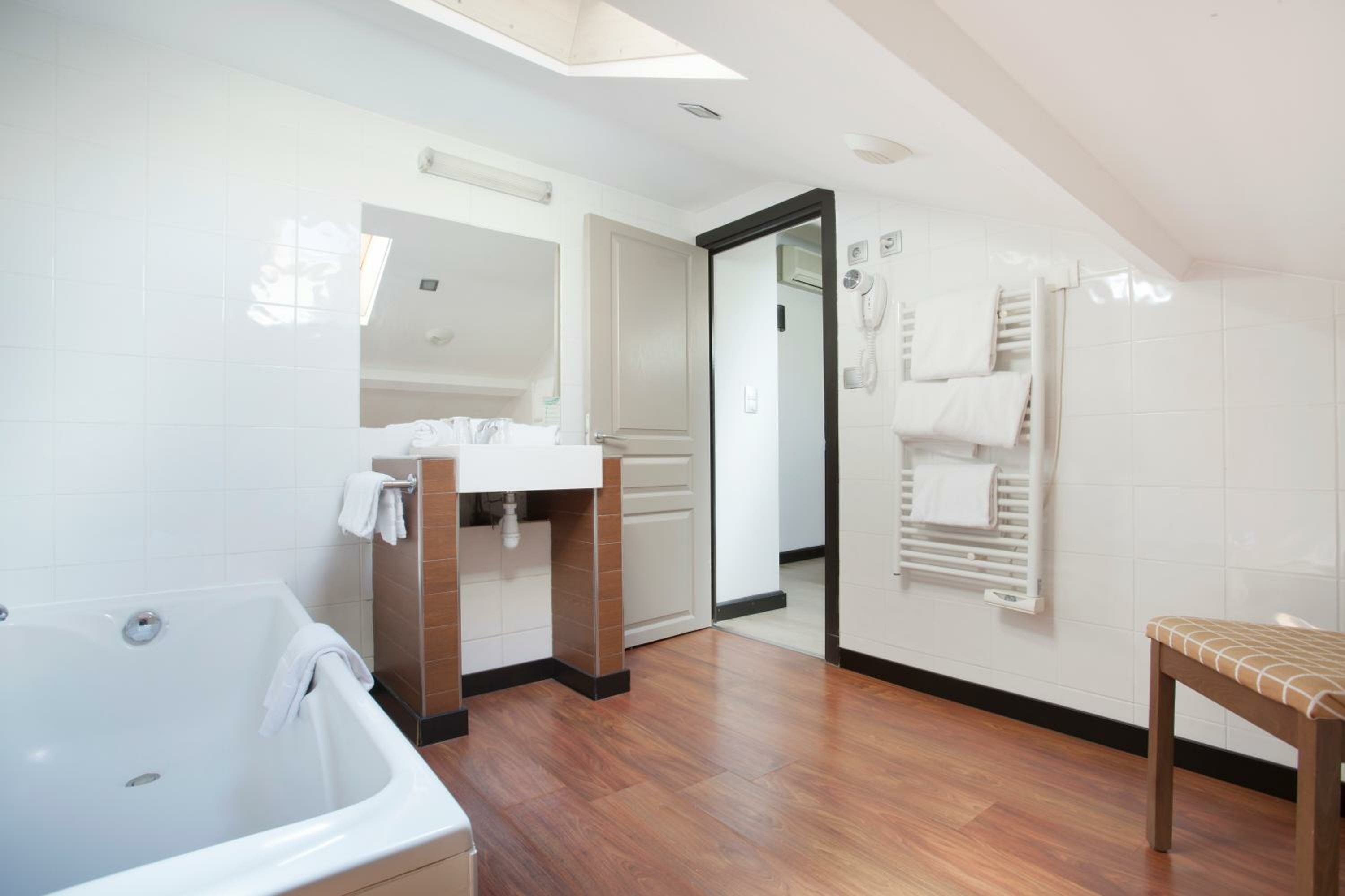 One-Bedroom Apartment (4 Adults)