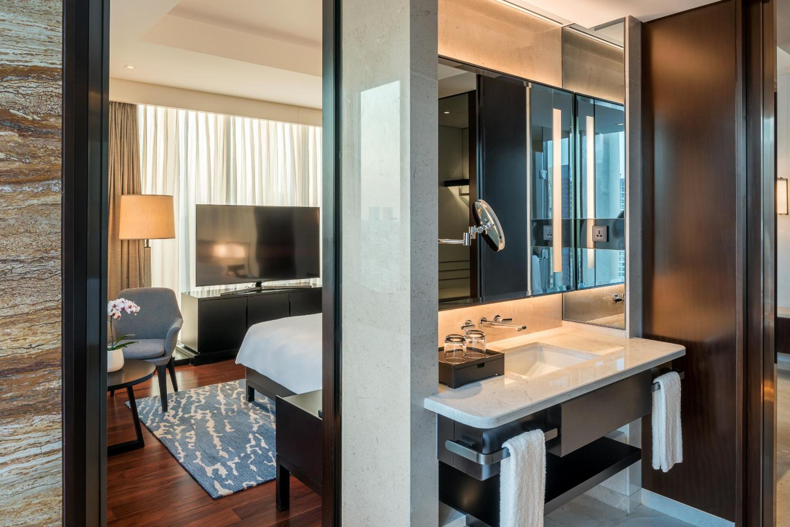 1 King Bed City View