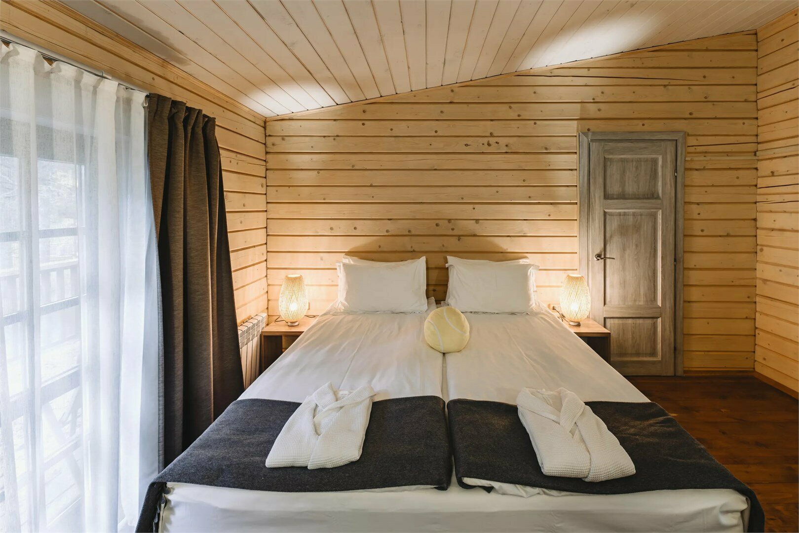 Коттедж с балконом