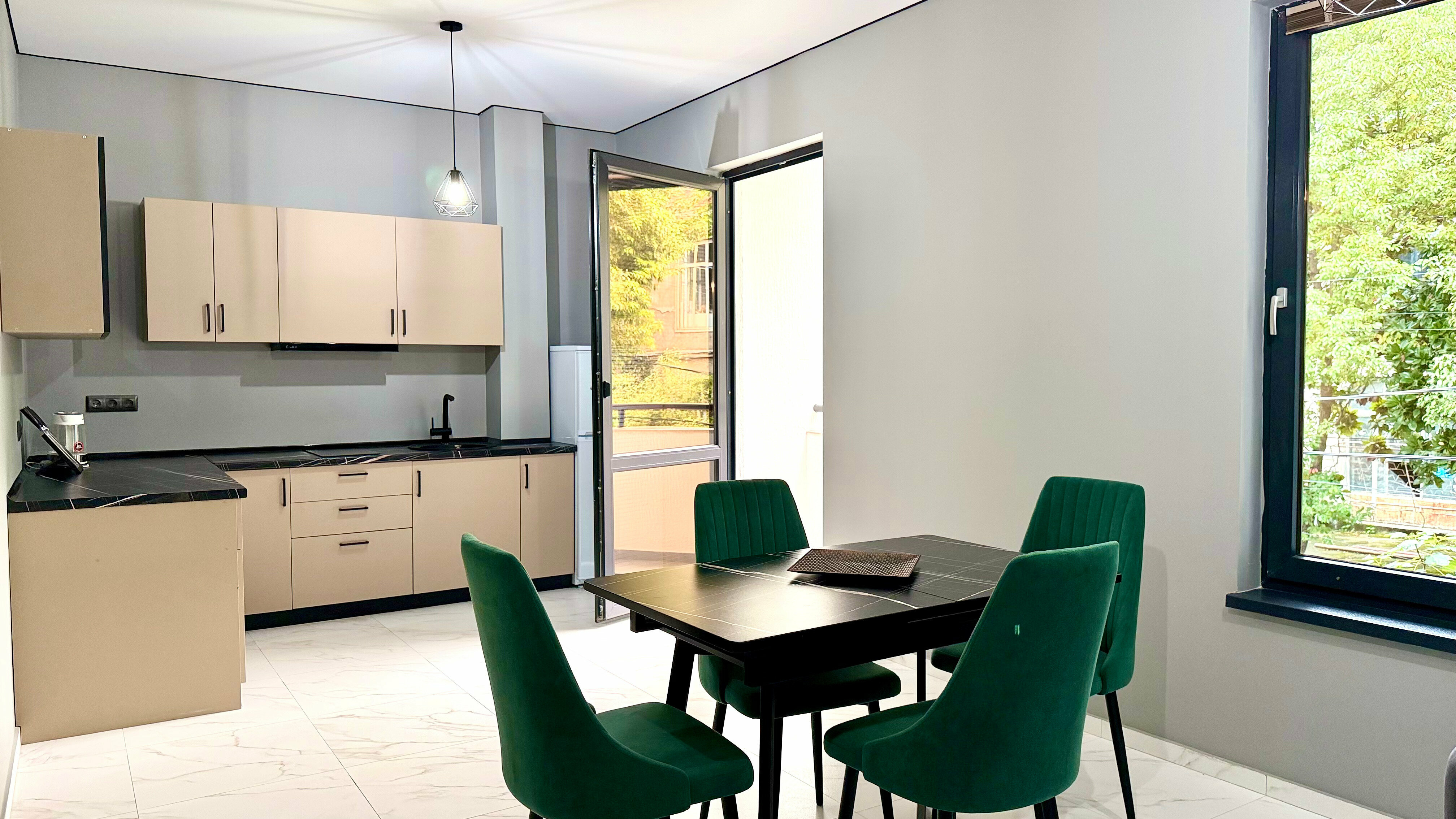 Апартаменты духкомнатные с балконом и видом на горы