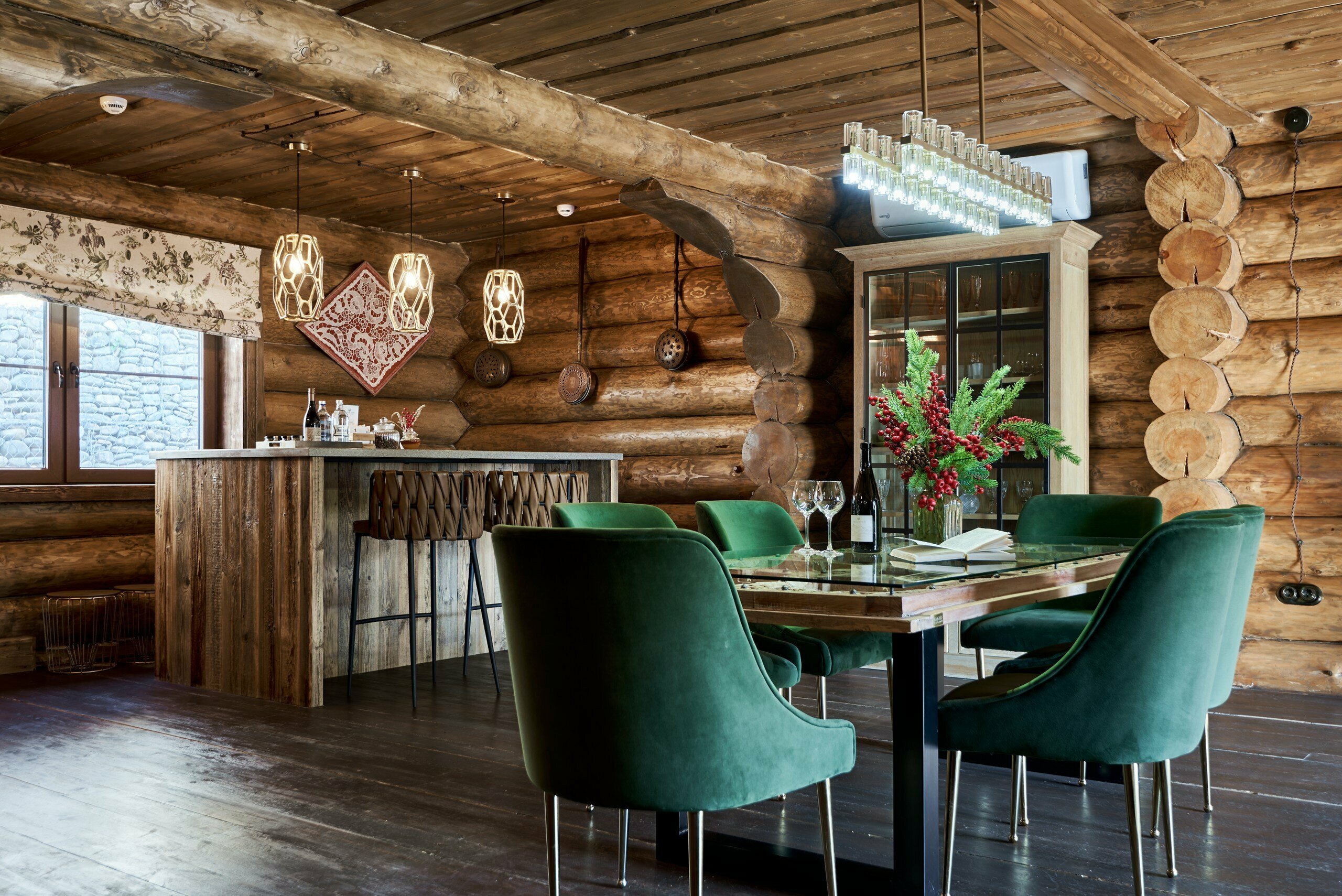 ШАЛЕ с тремя спальнями и гостиной с камином