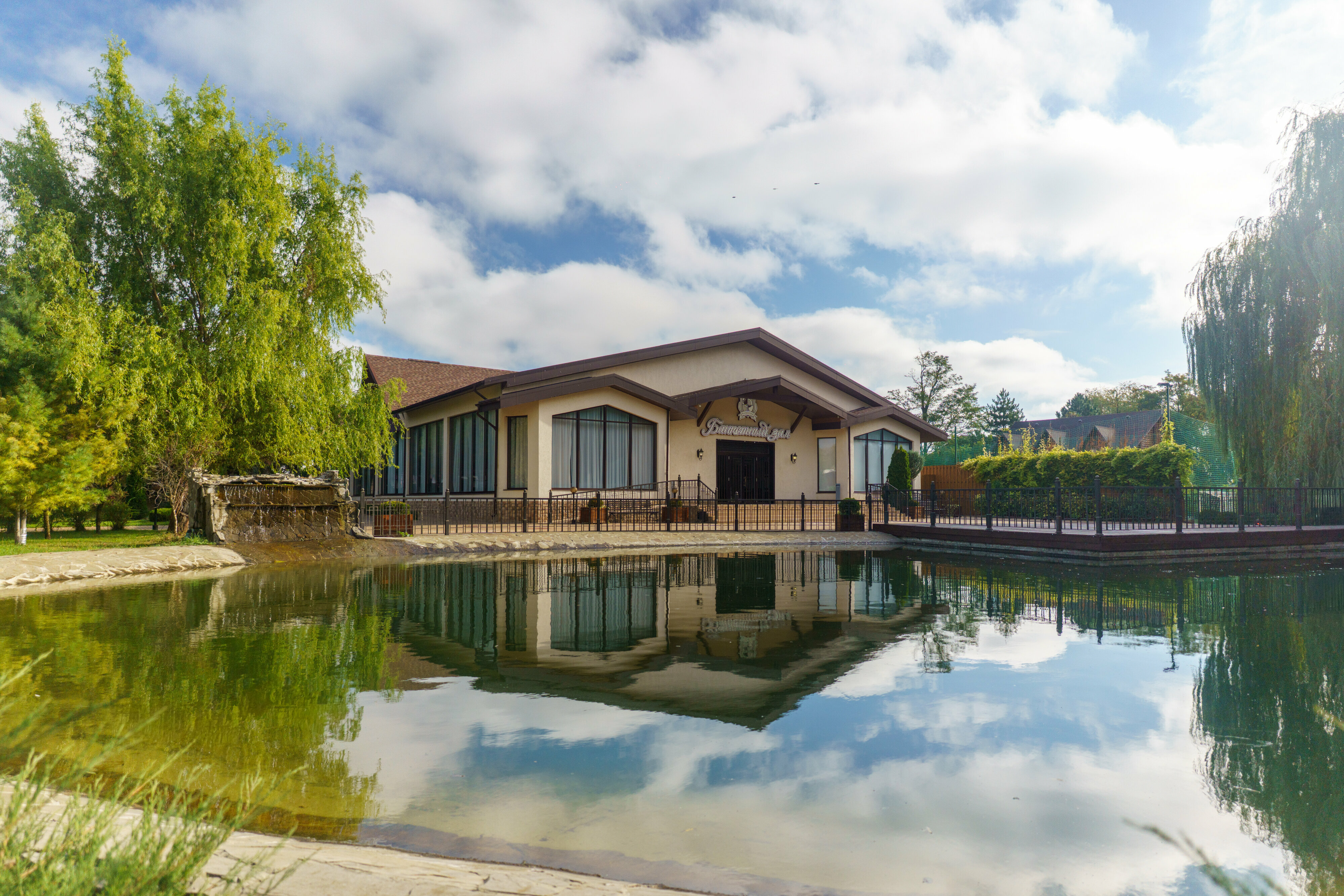 Двухэтажный "Дом Охотника" с 5-ю спальнями, беседкой и мангальной зоной