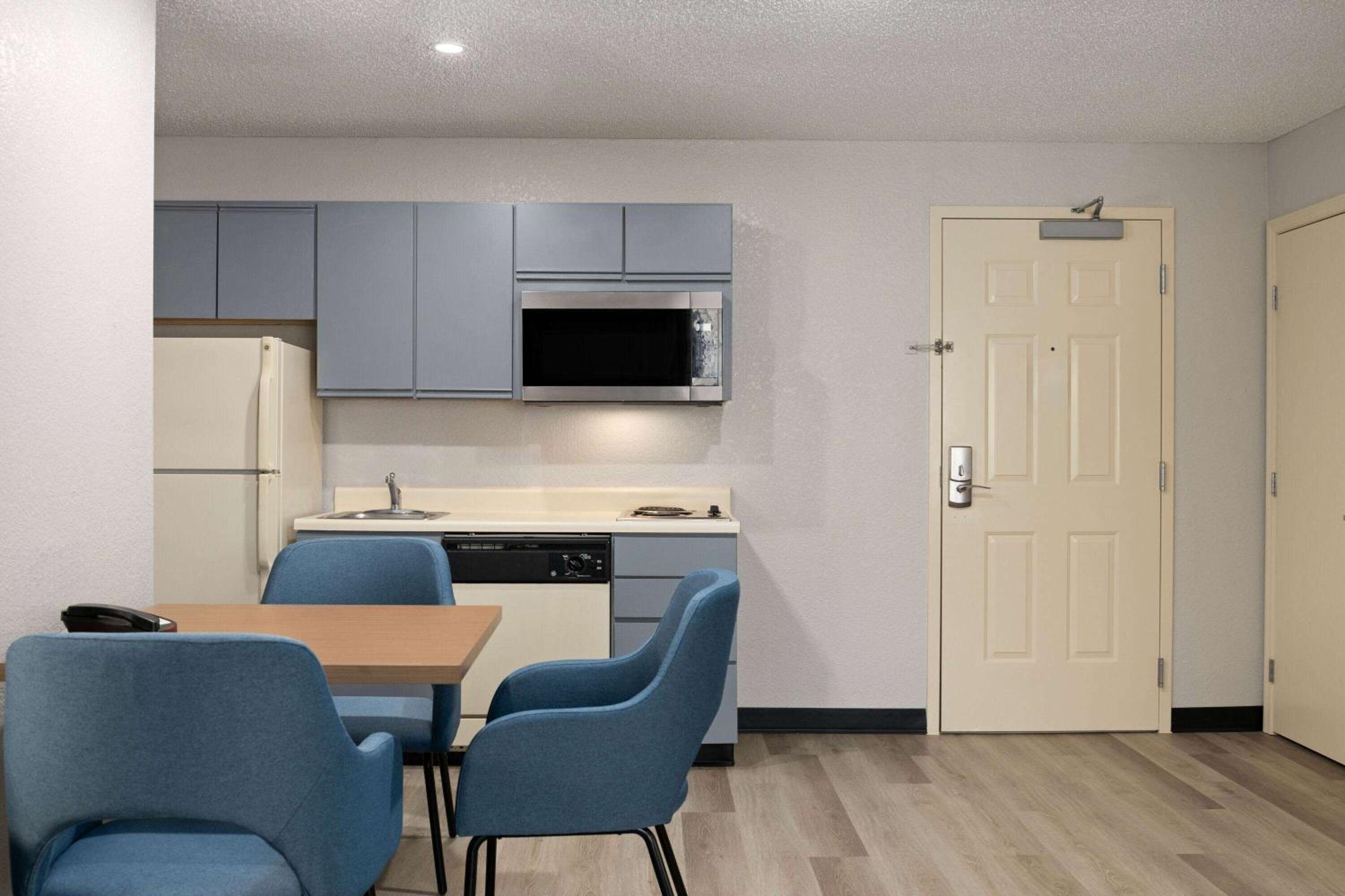 Queen Suite - Non-Smoking