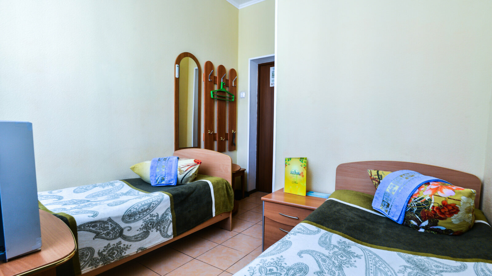 Двухместный номер с 2 отдельными кроватями и общей ванной комнатой