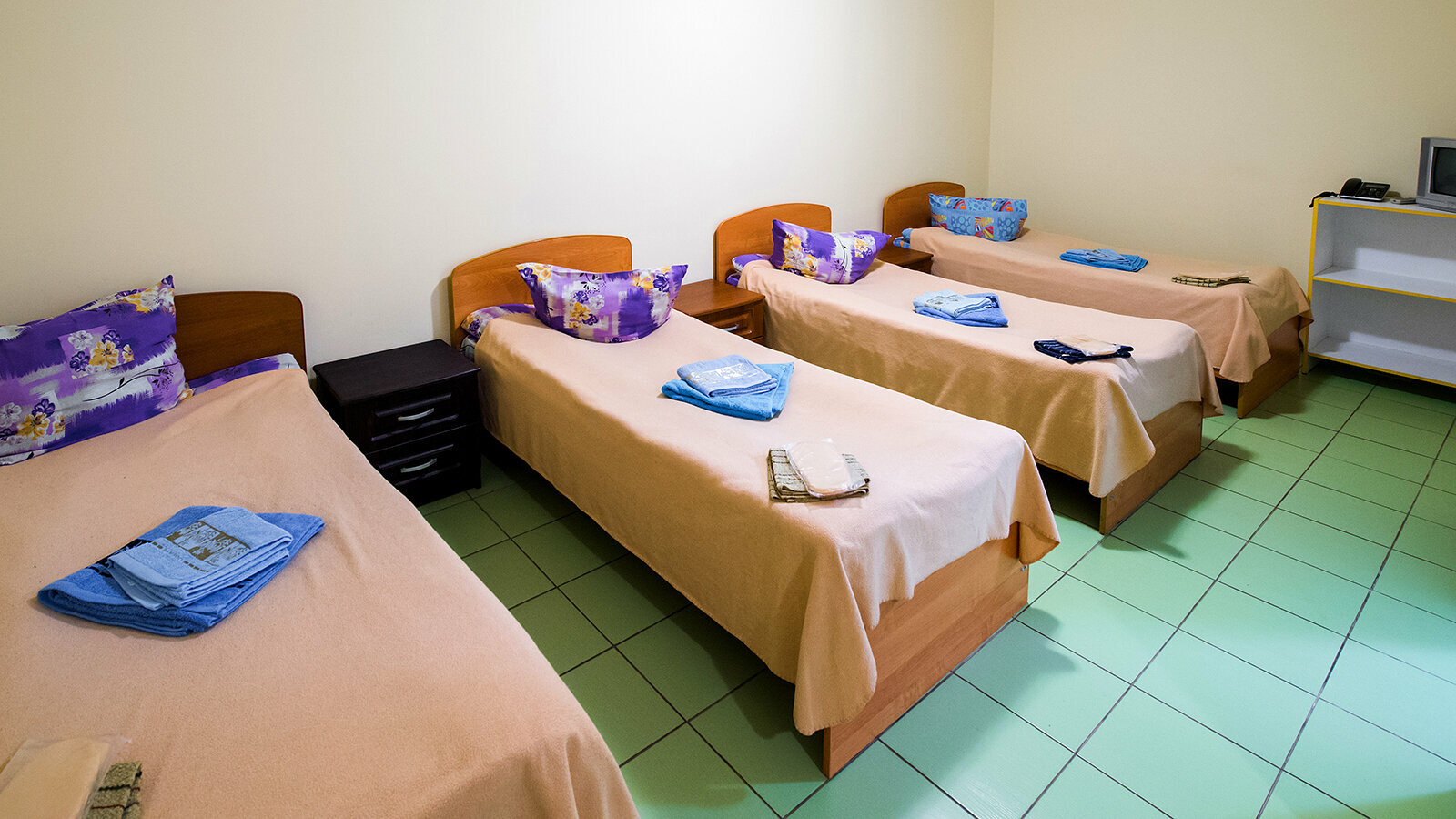 Четырехместный номер с ванной комнатой