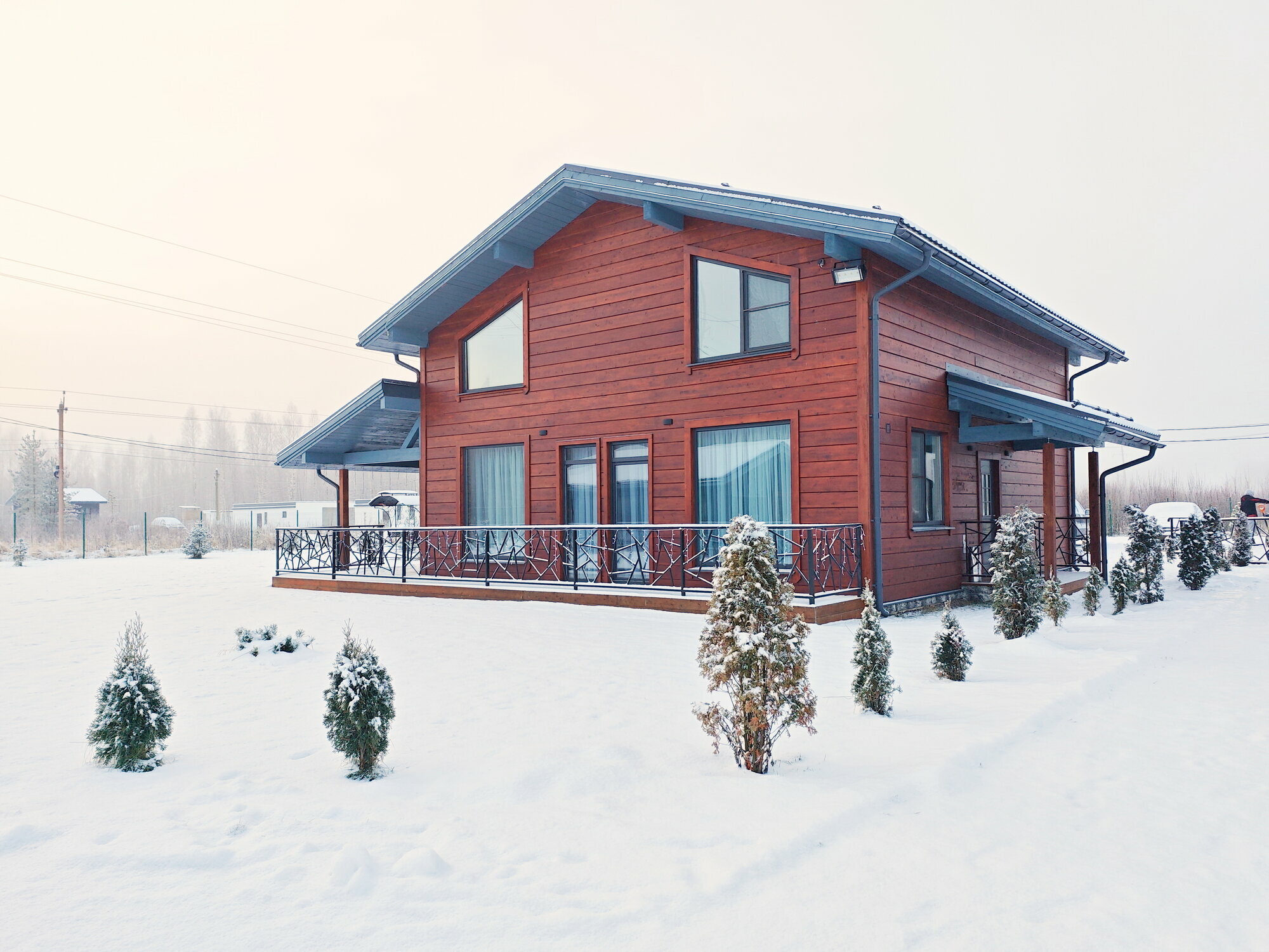 Дом с балконом