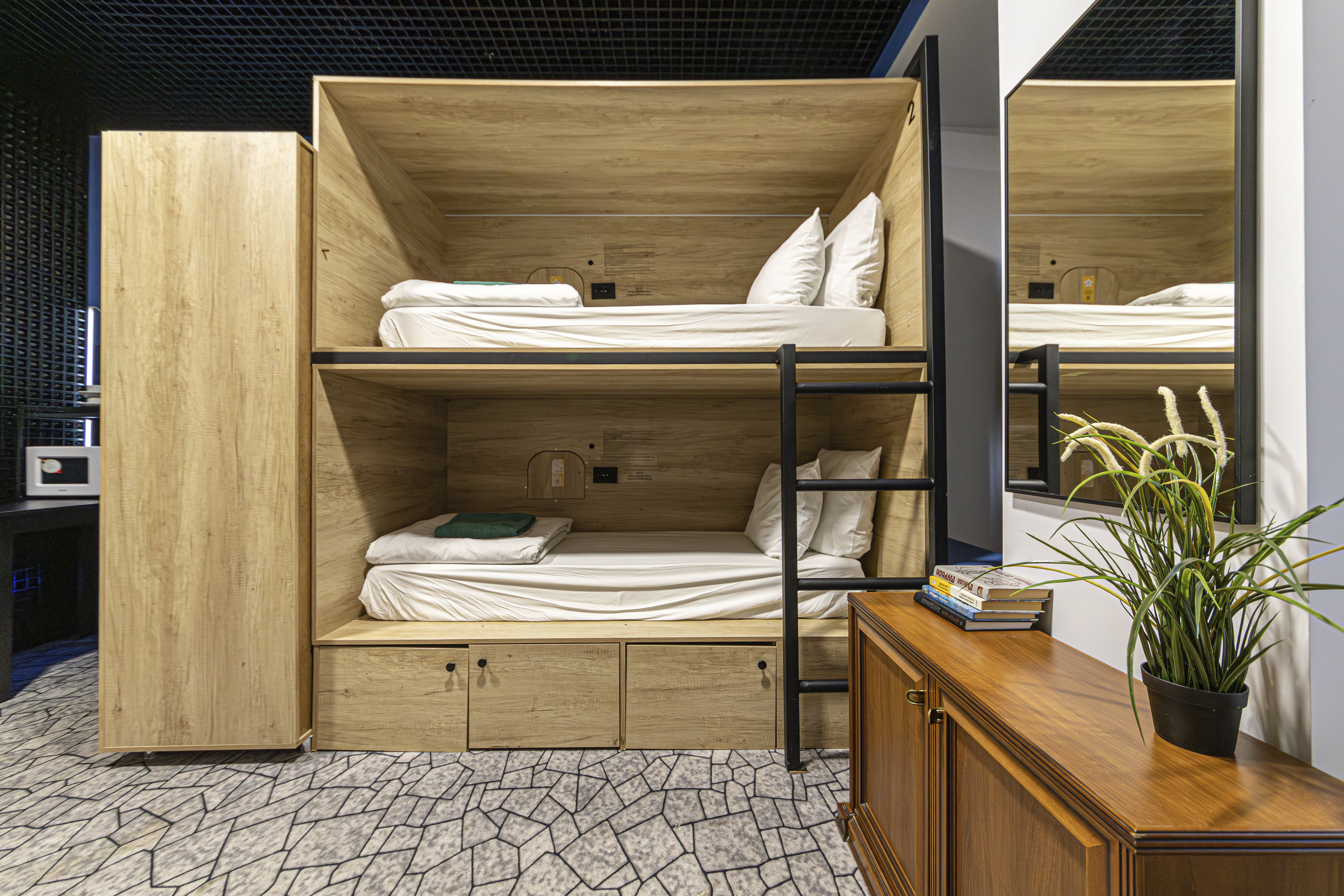 Кровать в общем 6-местном номере для женщин