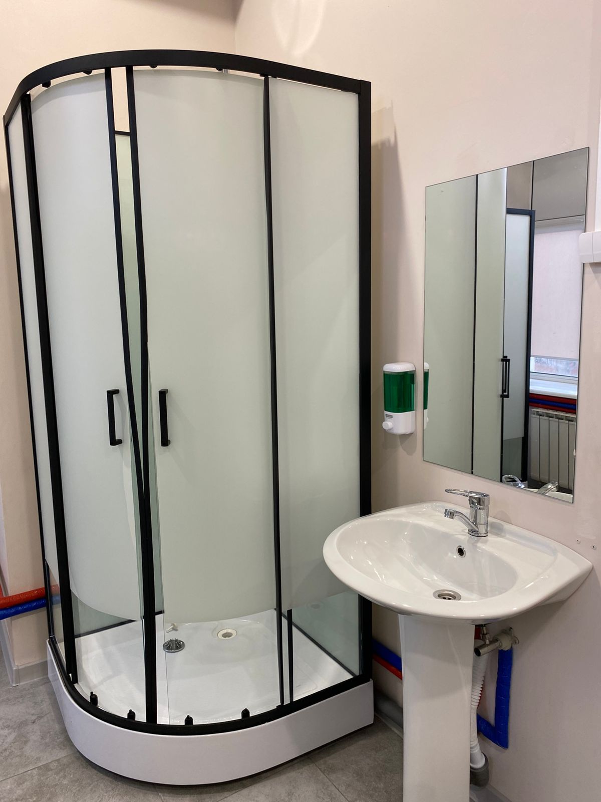 Кровать в общем мужском номере с 12 кроватями