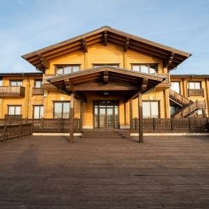 Люкс с двуспальной кроватью и диваном