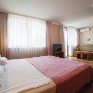 УЛУЧШЕННЫЙ ДВУХМЕСТНЫЙ НОМЕР (1 ДВУСПАЛЬНАЯ ИЛИ 2 ОДНОСПАЛЬНЫЕ КРОВАТИ) КОРПУС АНТЕЙ