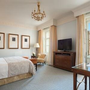 Номер Премиум King (вид на Вознесенский пр-кт)