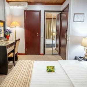 Бюджетный двухместный номер, вид в холл отеля