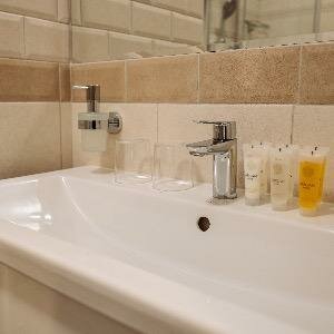 Стандартный номер с одной двуспальной кроватью в классическом стиле