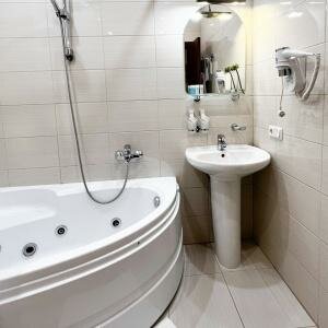 Улучшенный с гидромассажной ванной