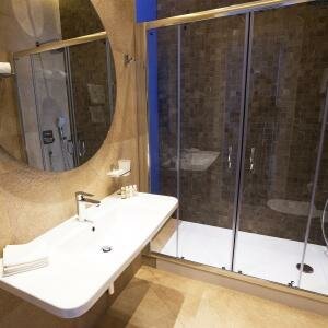 УЛУЧШЕННЫЙ СТАНДАРТНЫЙ НОМЕР С 1 ДВУСПАЛЬНОЙ КРОВАТЬЮ