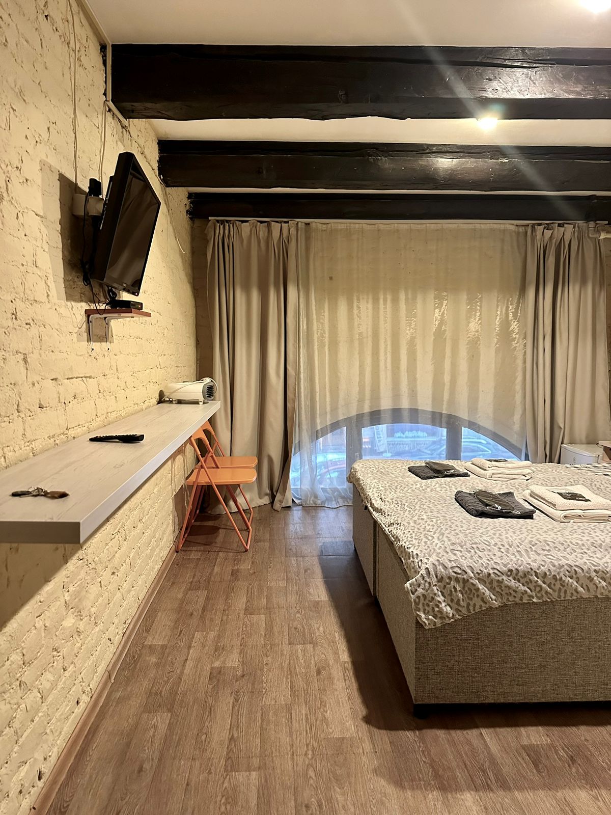 Люнетта с двумя односпальными или одной двуспальной кроватью